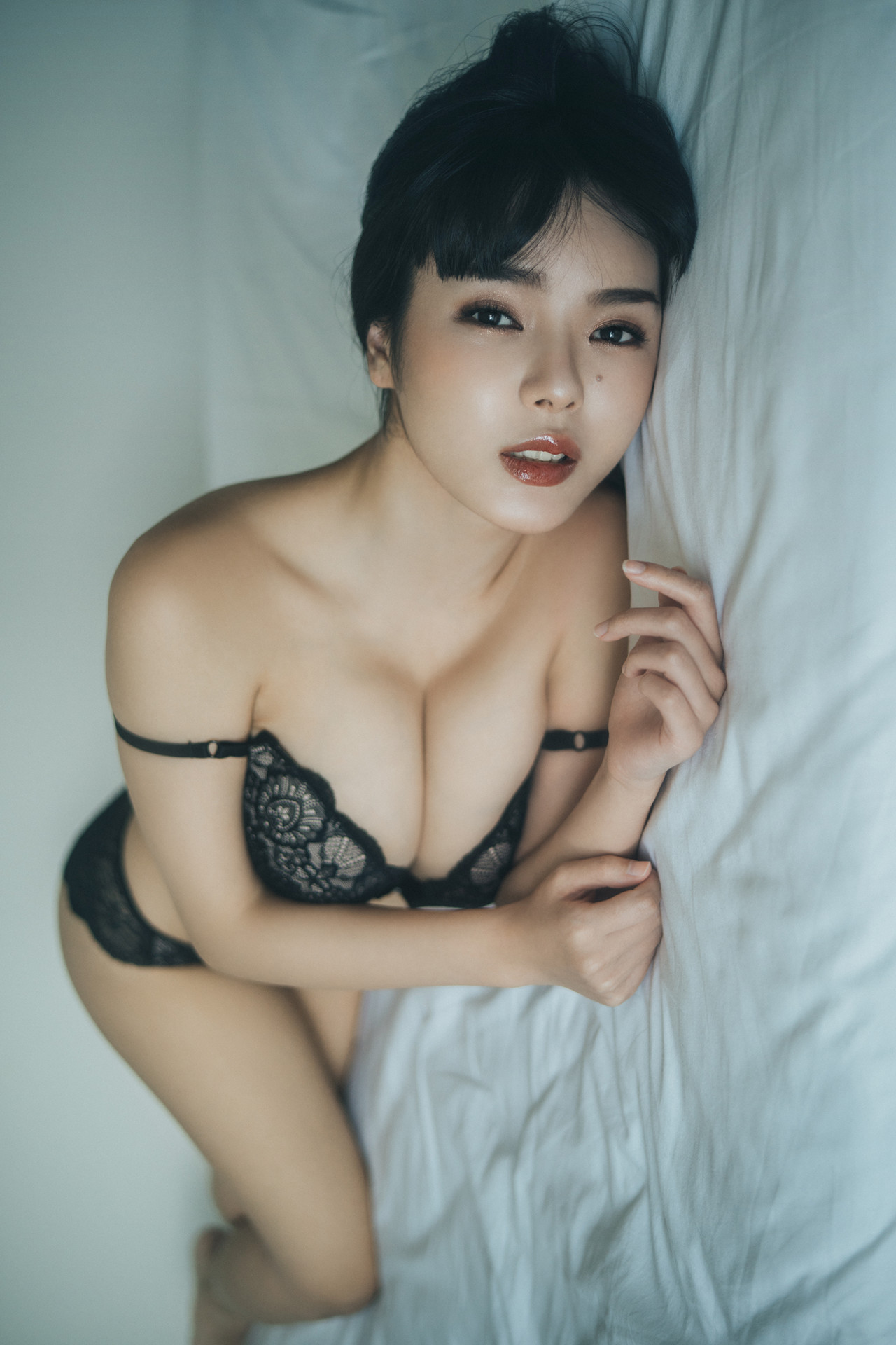 Eimi 에이미, PhotoBook “Black Bra” Set.01