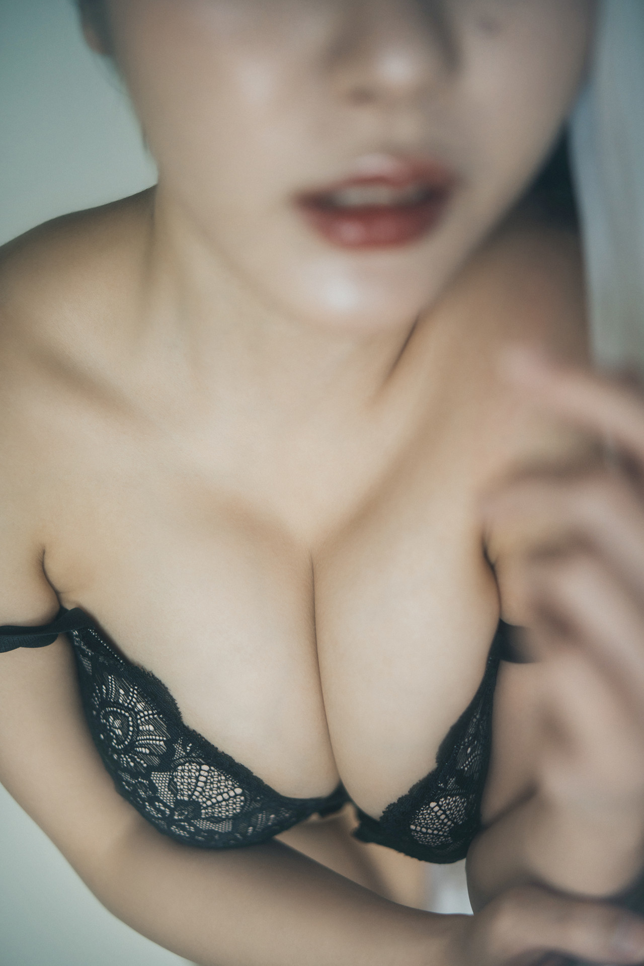 Eimi 에이미, PhotoBook “Black Bra” Set.01