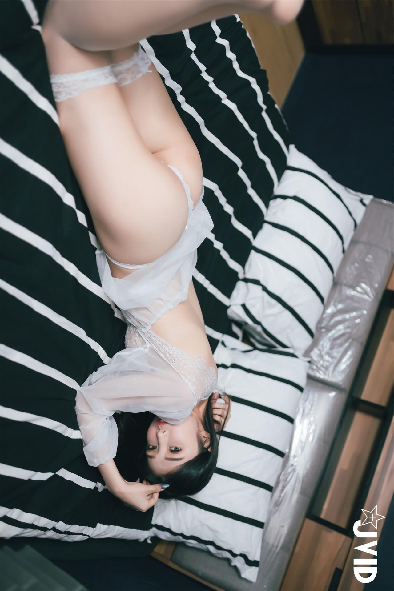 JVID Linda & Ruru 巨乳女神的碰撞_性感小恶魔-雪白H乳-极致美尻 Set.01
