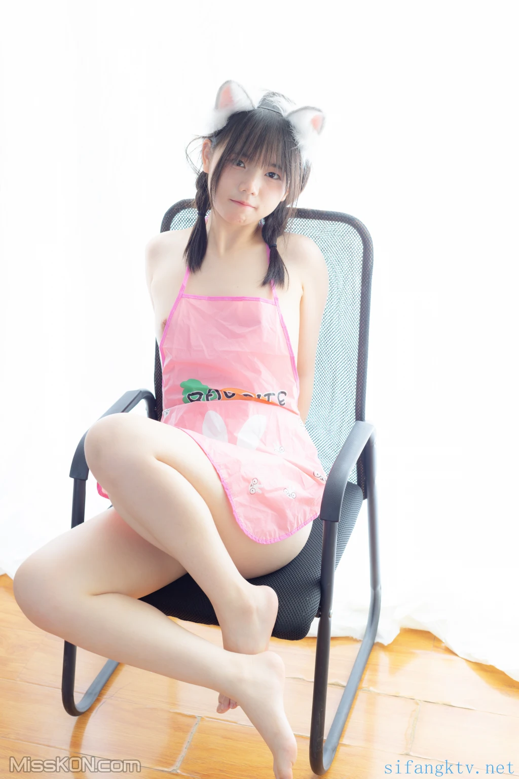 少女秩序 – 小鱼 – 粉色肚兜