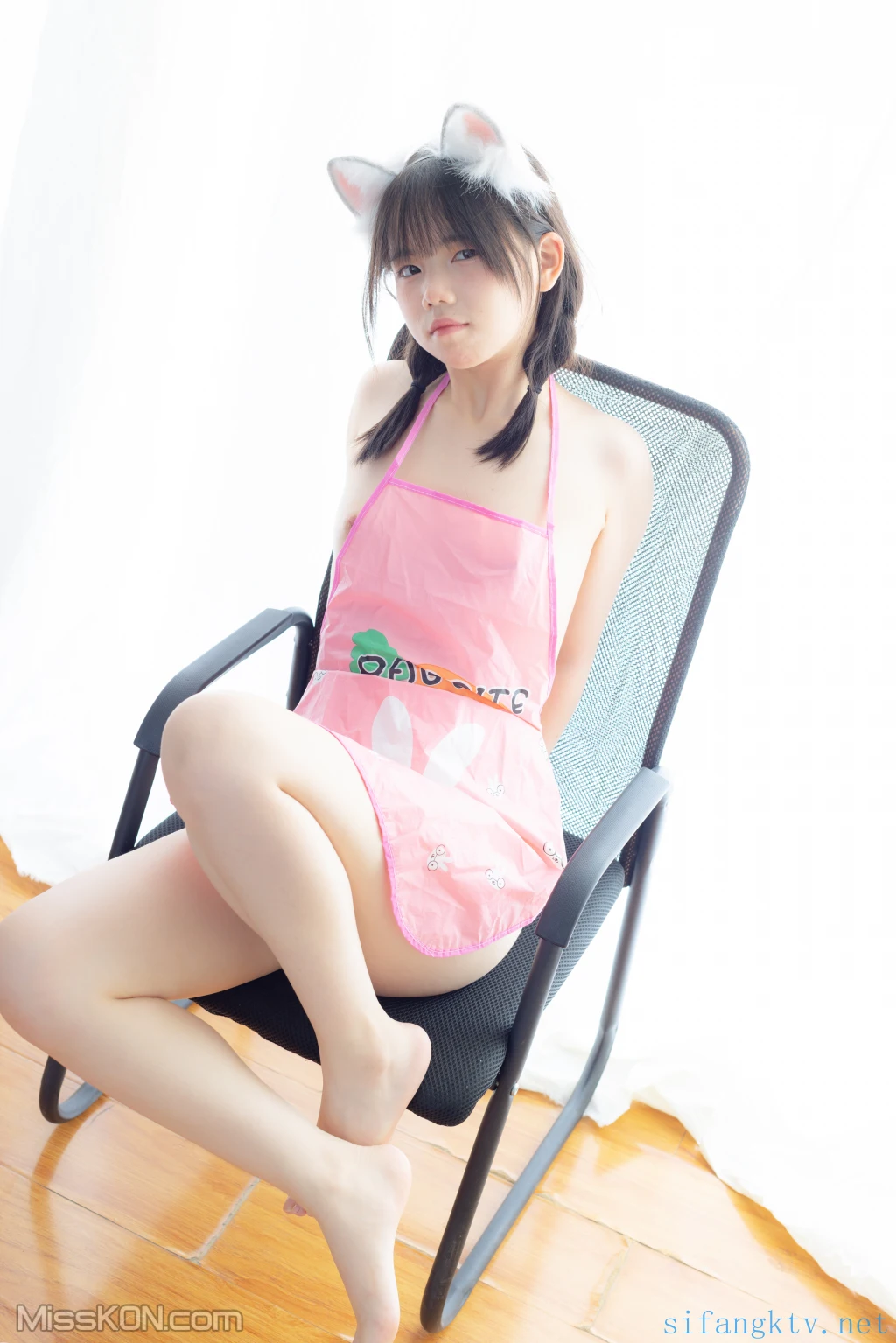 少女秩序 – 小鱼 – 粉色肚兜