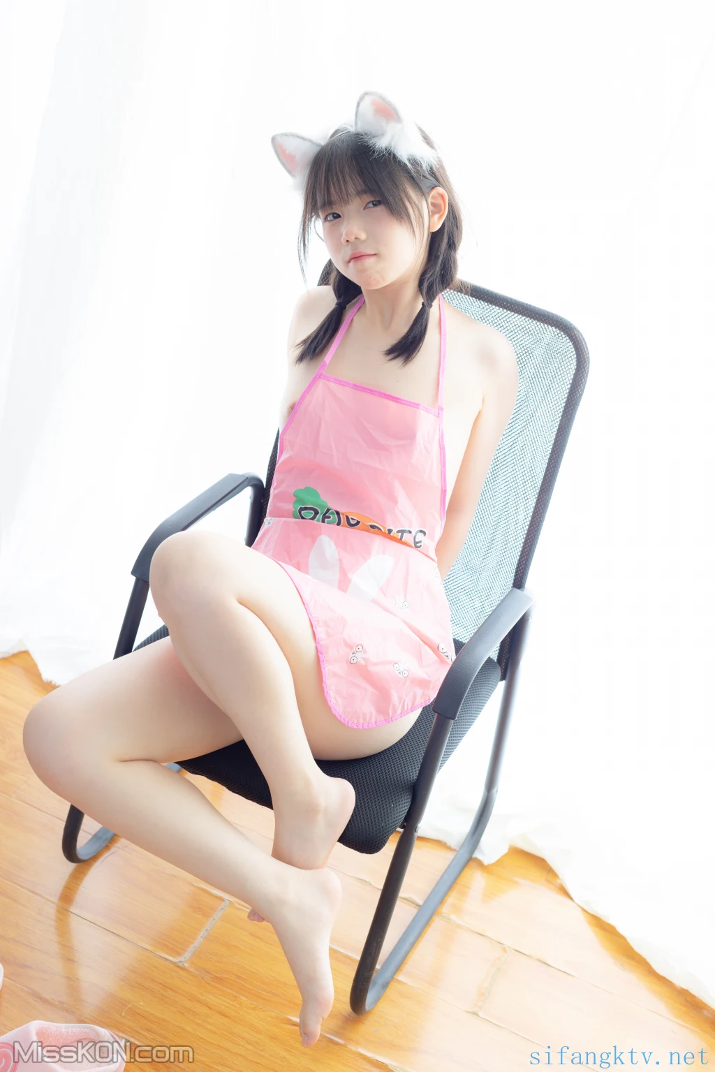 少女秩序 – 小鱼 – 粉色肚兜