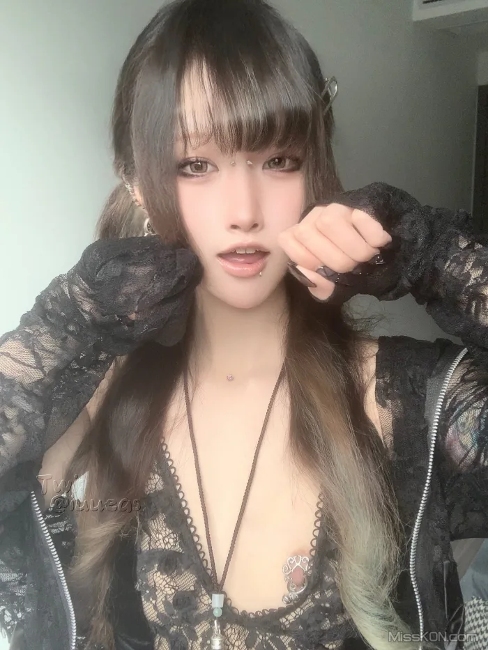 Coser@不得惹 (iuueas)_ 反差少女露出 小小年纪就这么放荡
