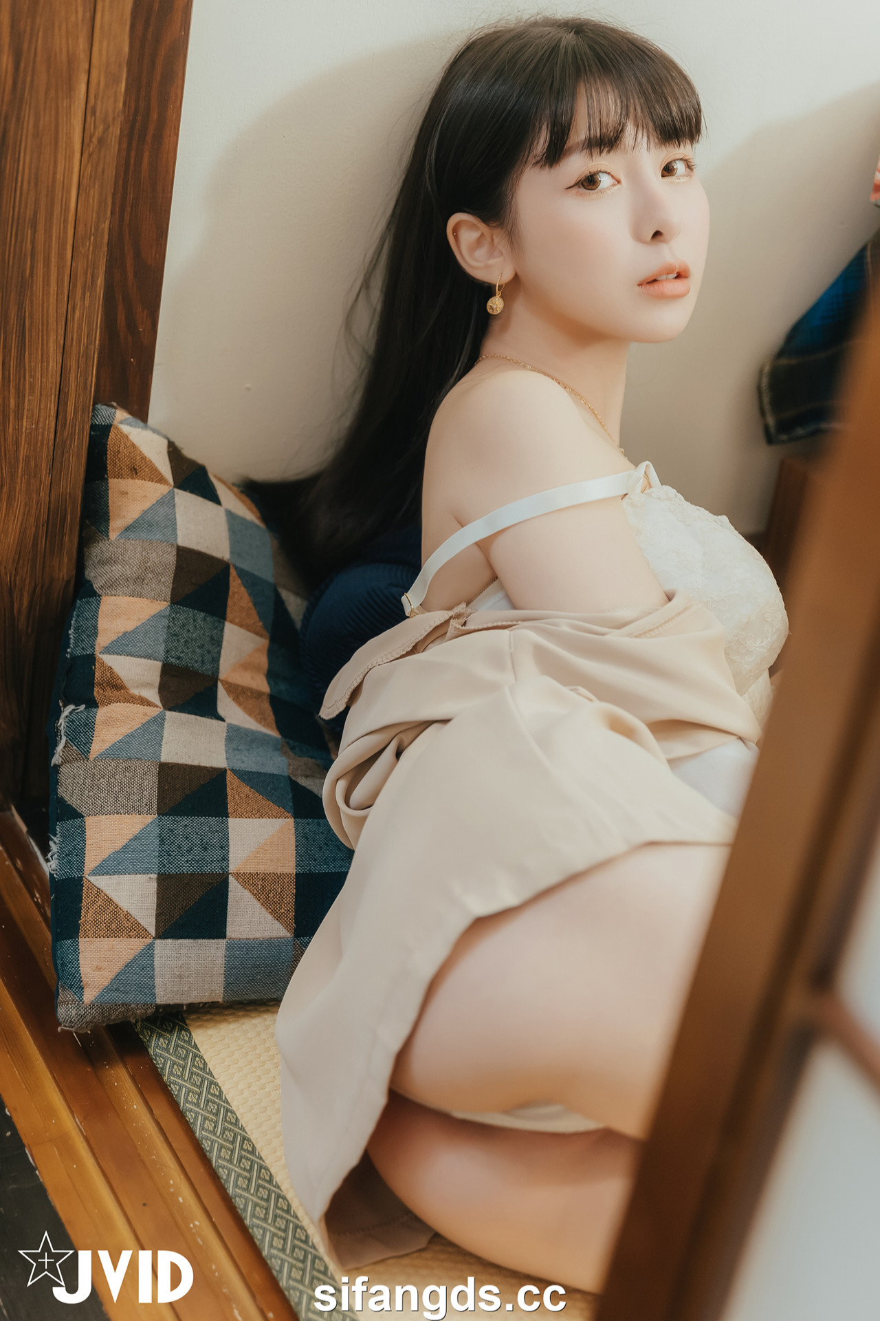 JVID 月台尼Tiny – 🔞女大生交友不慎被學長們酒後亂性😖原本要慶祝Tiny拿到獎學金💰現在身上都是獎學……精🥛🔞 Set.01