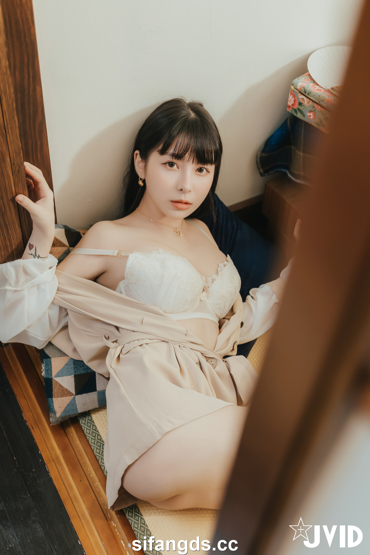 JVID 月台尼Tiny – 🔞女大生交友不慎被學長們酒後亂性😖原本要慶祝Tiny拿到獎學金💰現在身上都是獎學……精🥛🔞 Set.01