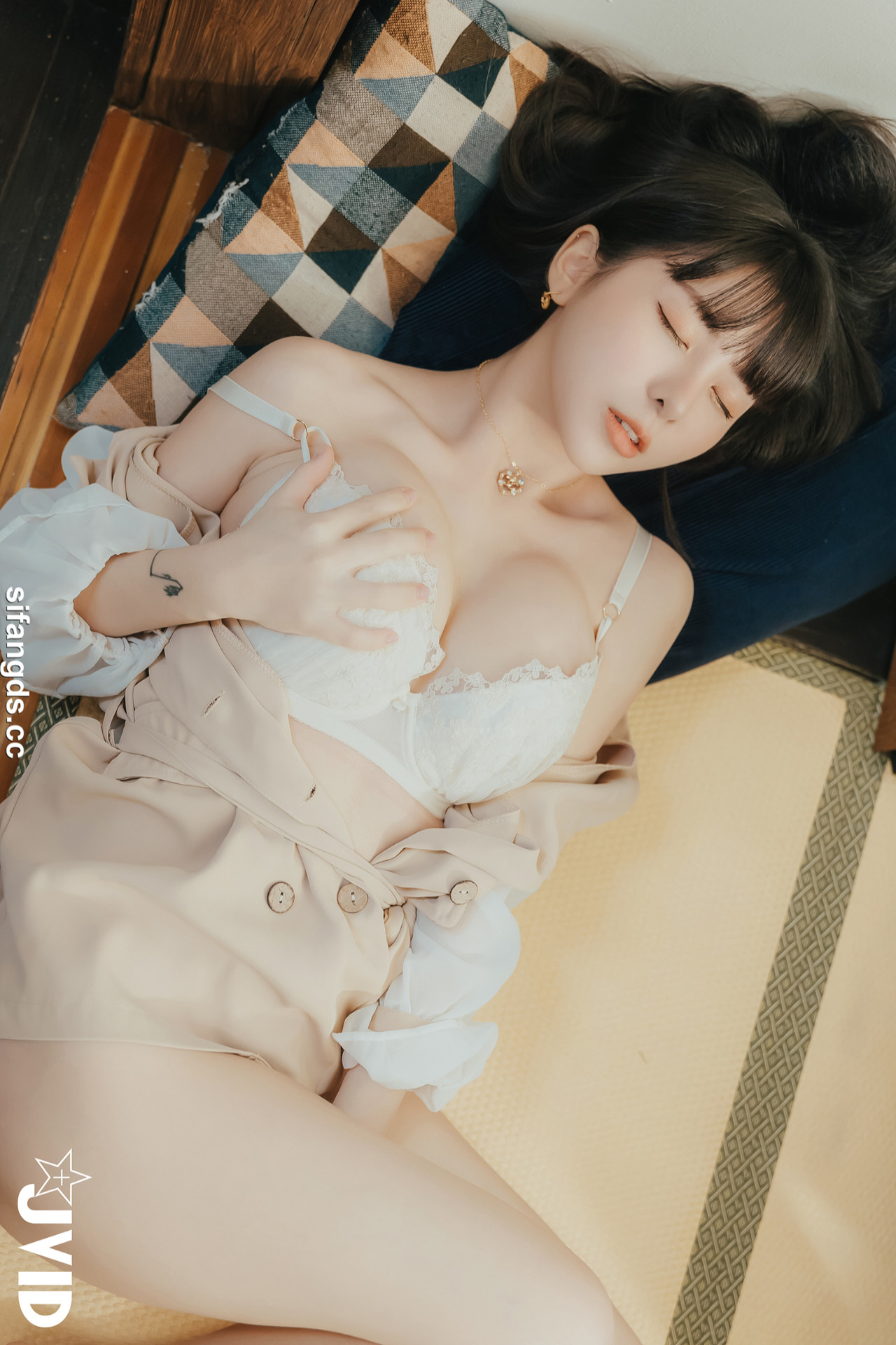 JVID 月台尼Tiny – 🔞女大生交友不慎被學長們酒後亂性😖原本要慶祝Tiny拿到獎學金💰現在身上都是獎學……精🥛🔞 Set.01