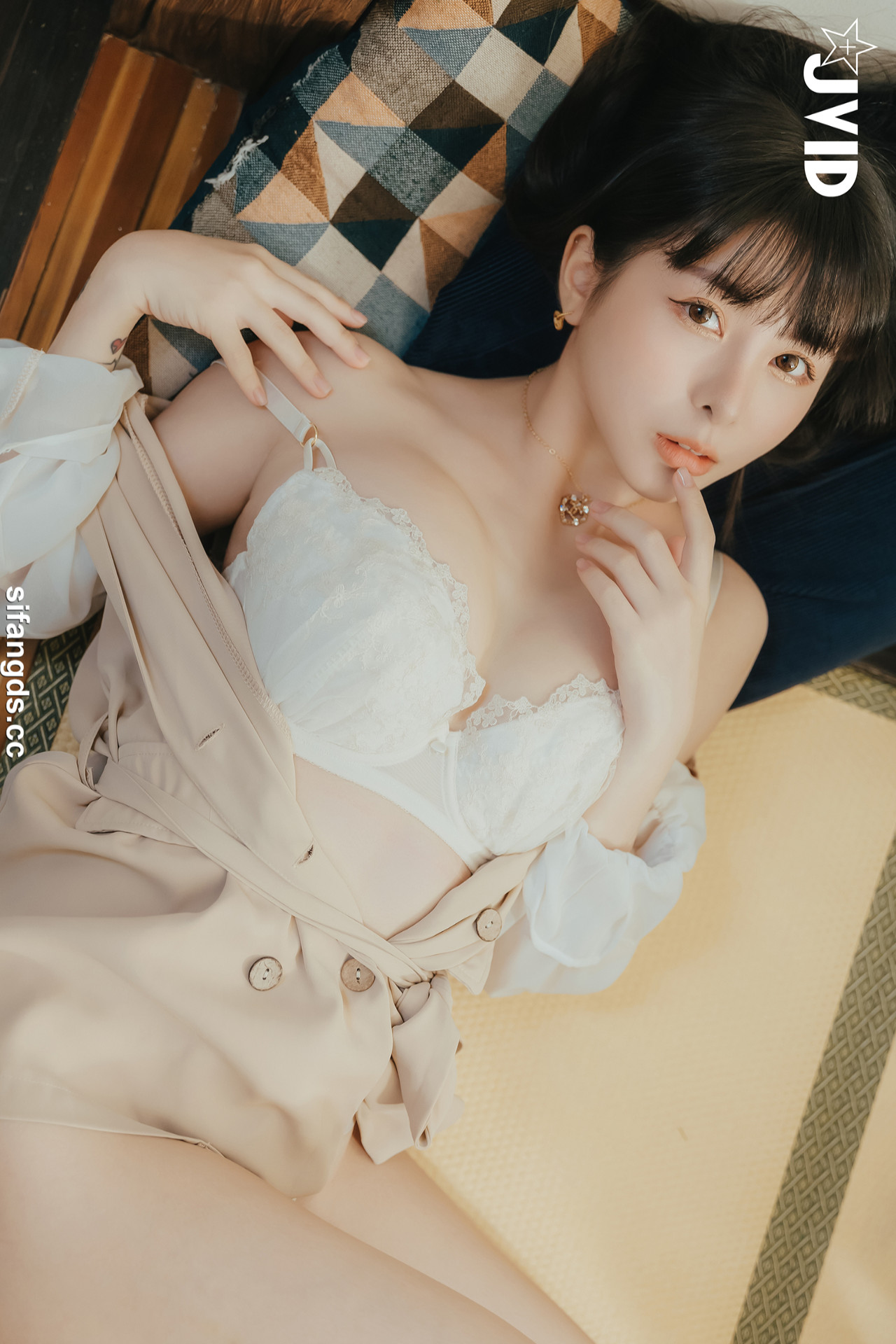 JVID 月台尼Tiny – 🔞女大生交友不慎被學長們酒後亂性😖原本要慶祝Tiny拿到獎學金💰現在身上都是獎學……精🥛🔞 Set.01
