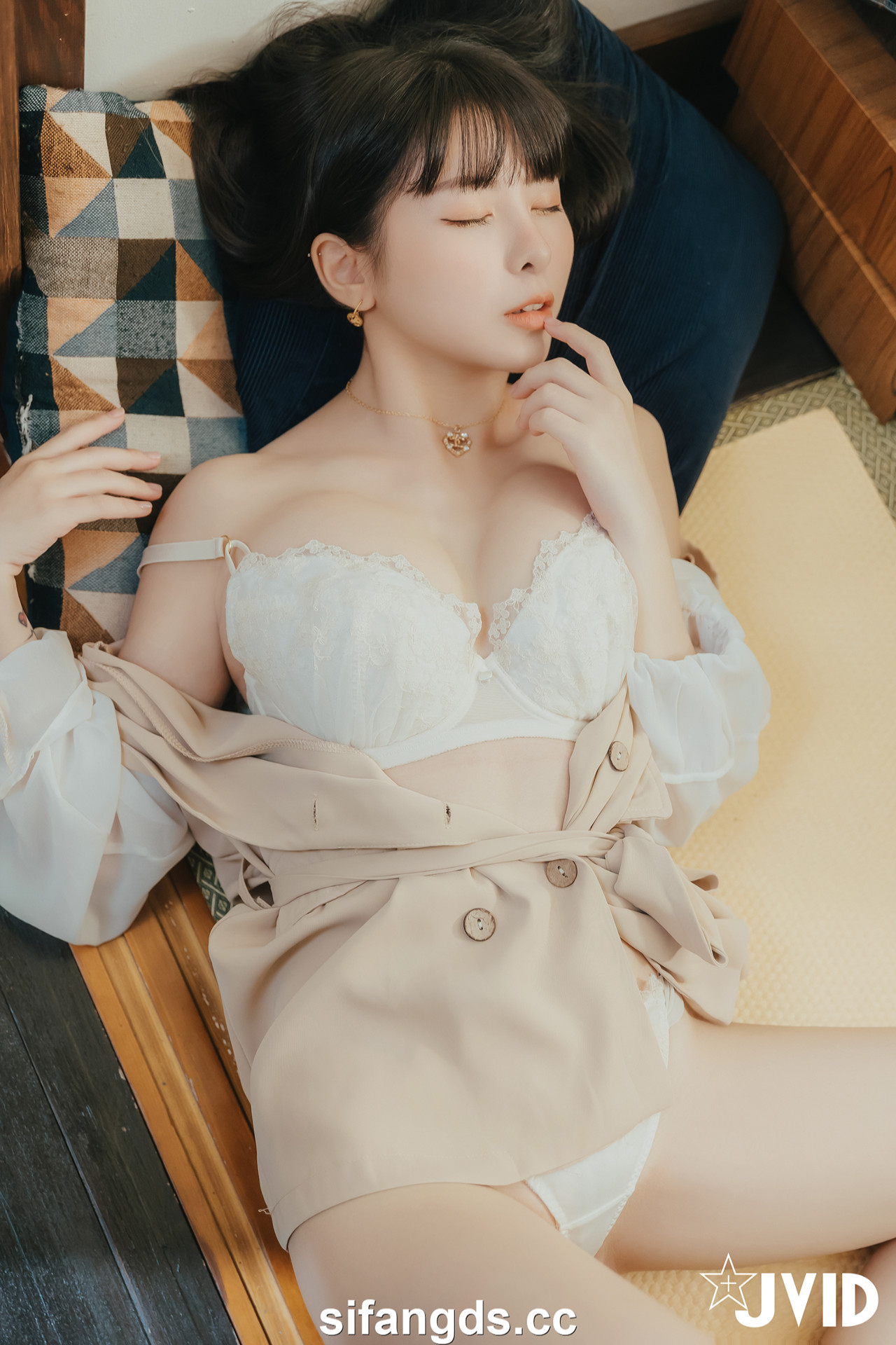 JVID 月台尼Tiny – 🔞女大生交友不慎被學長們酒後亂性😖原本要慶祝Tiny拿到獎學金💰現在身上都是獎學……精🥛🔞 Set.01