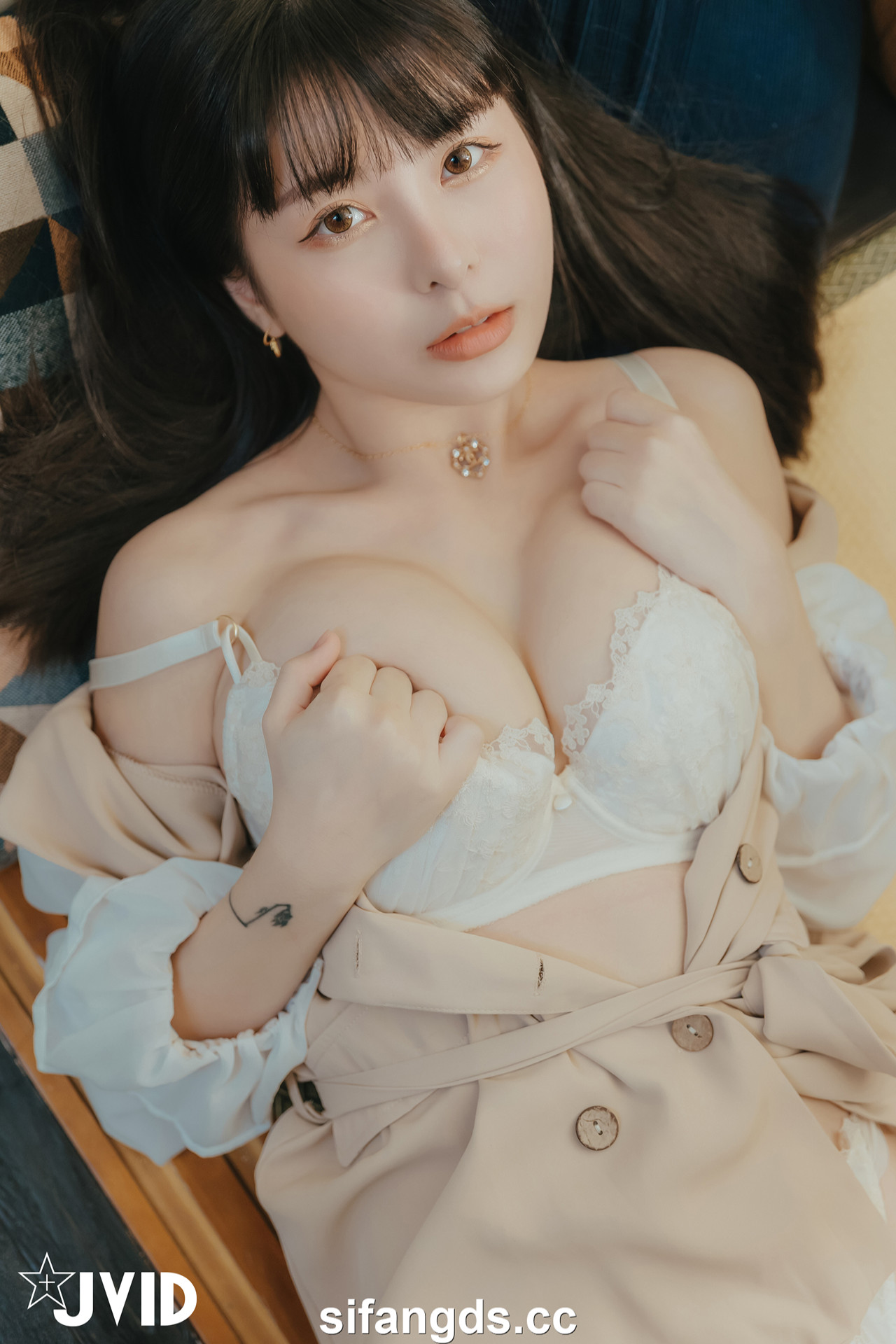 JVID 月台尼Tiny – 🔞女大生交友不慎被學長們酒後亂性😖原本要慶祝Tiny拿到獎學金💰現在身上都是獎學……精🥛🔞 Set.01