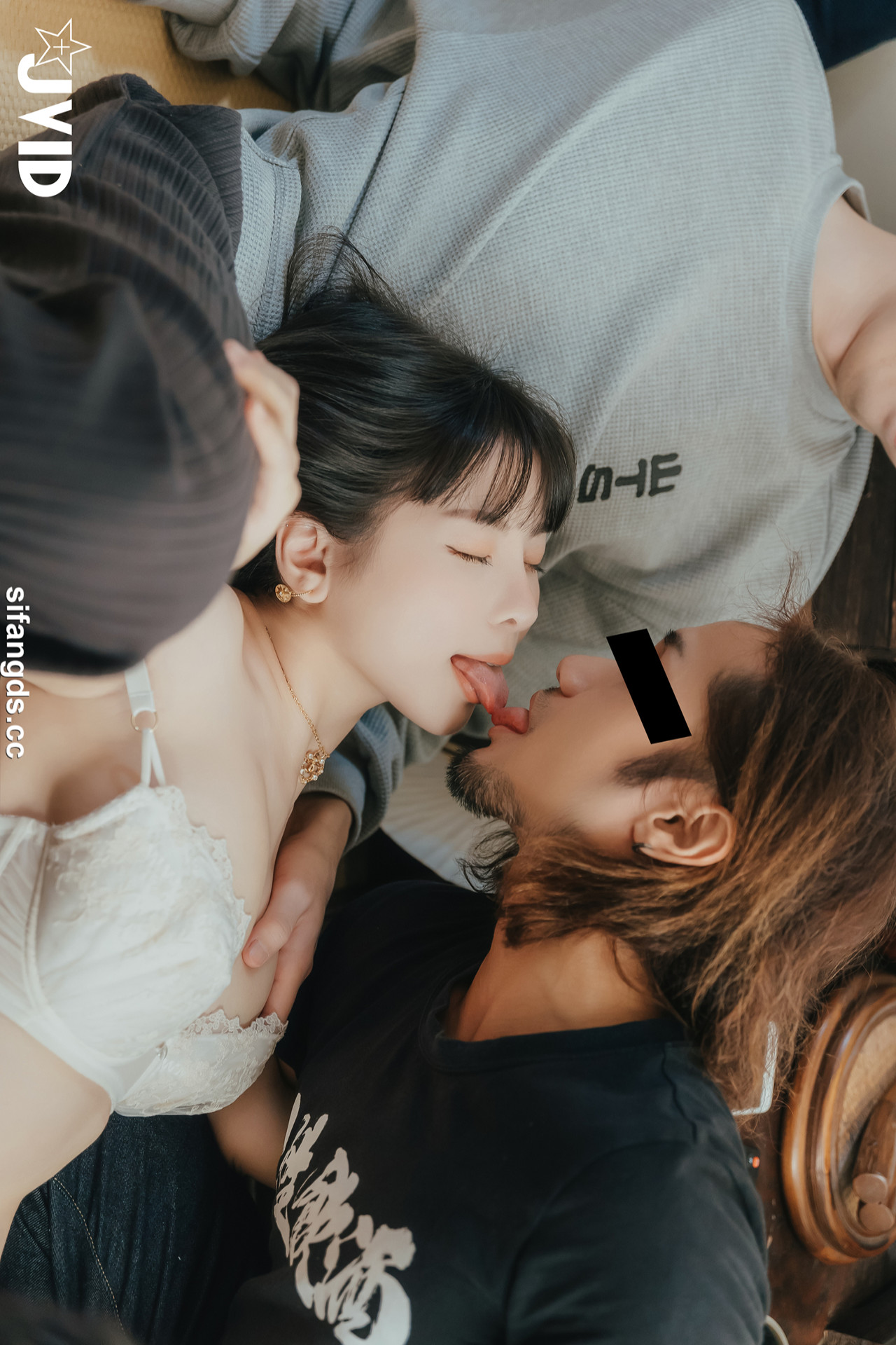 JVID 月台尼Tiny – 🔞女大生交友不慎被學長們酒後亂性😖原本要慶祝Tiny拿到獎學金💰現在身上都是獎學……精🥛🔞 Set.01