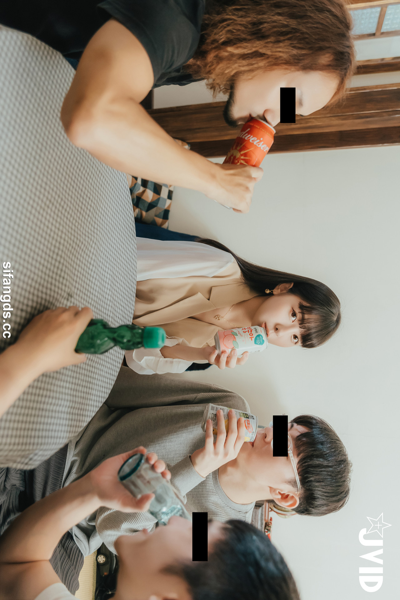 JVID 月台尼Tiny – 🔞女大生交友不慎被學長們酒後亂性😖原本要慶祝Tiny拿到獎學金💰現在身上都是獎學……精🥛🔞 Set.01