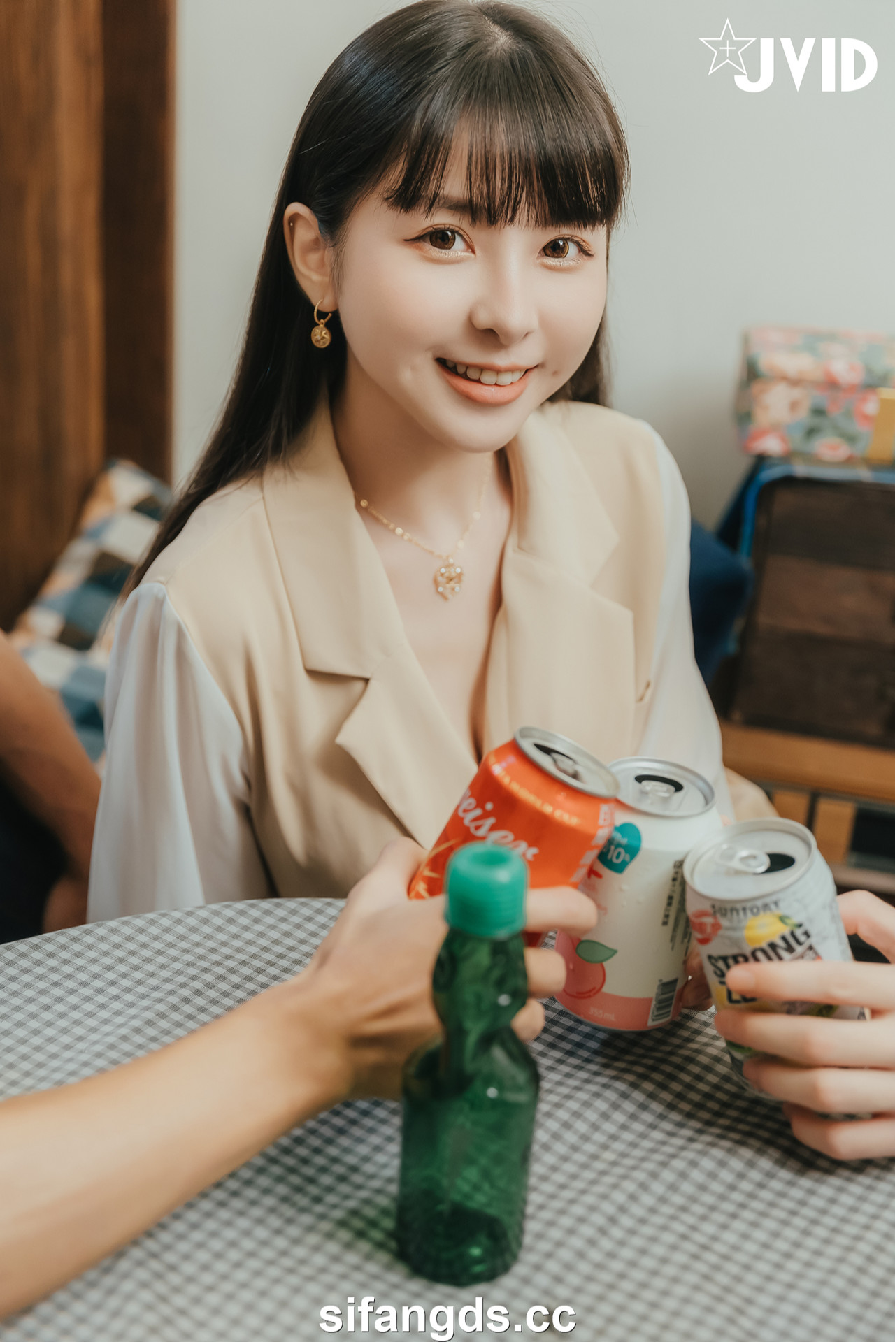 JVID 月台尼Tiny – 🔞女大生交友不慎被學長們酒後亂性😖原本要慶祝Tiny拿到獎學金💰現在身上都是獎學……精🥛🔞 Set.01