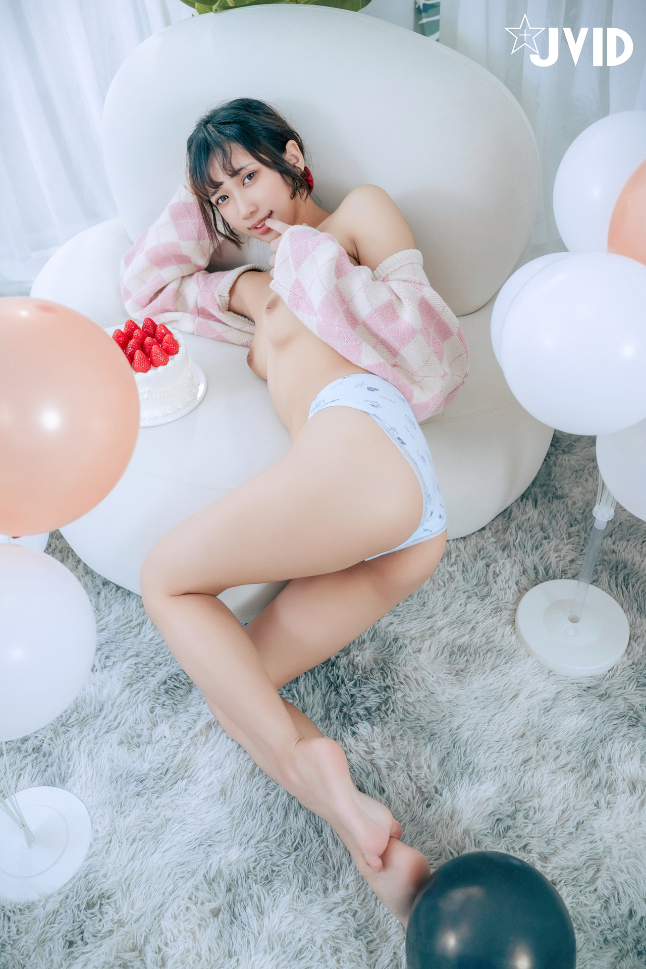 JVID 井野奈 & 肉包 – 色慾融合の閨蜜慶生派對 Set.02