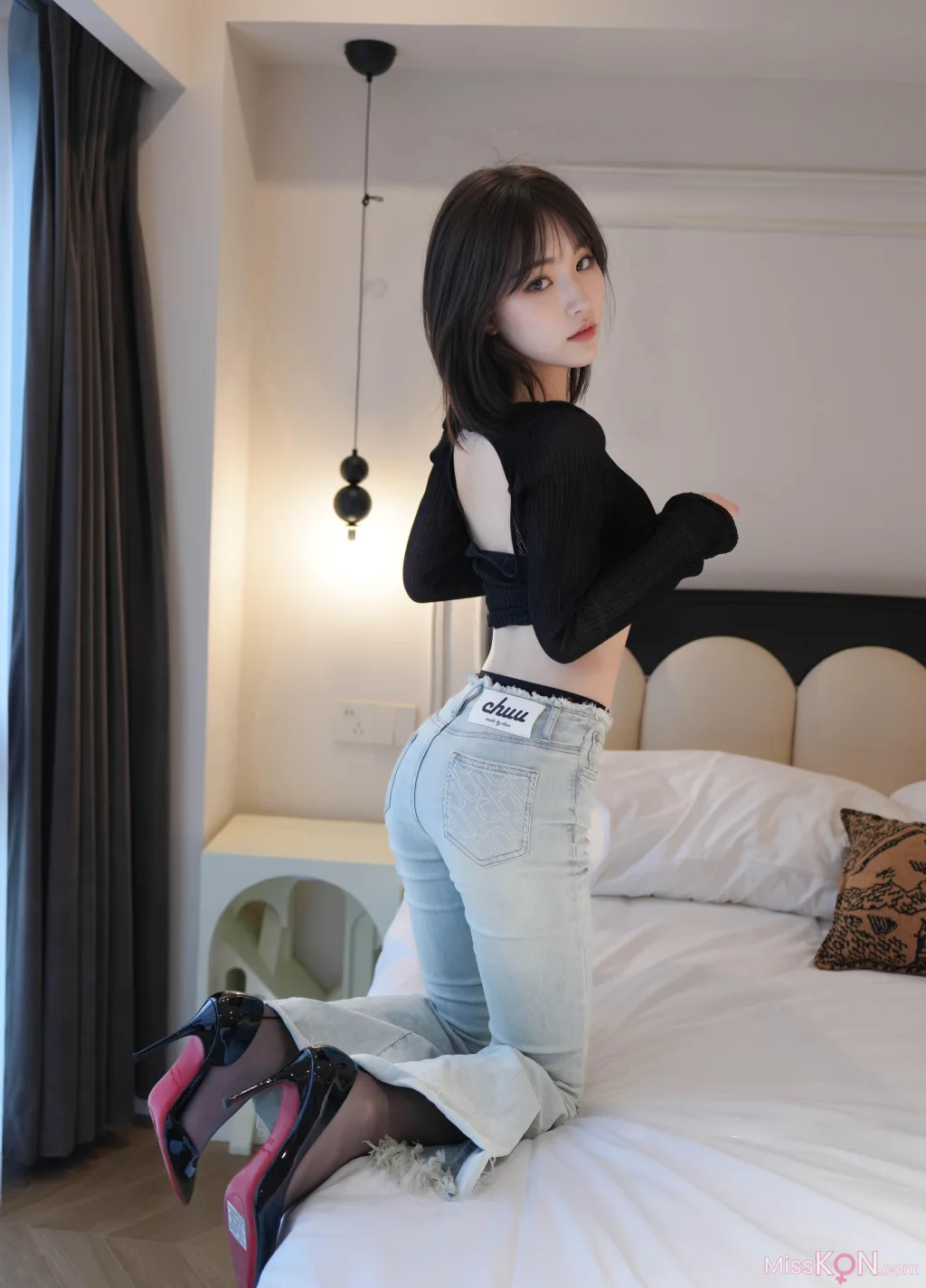 [XR Uncensored] 汁汁_ R18 秀人网模特 牛仔裤下的虾线黑丝