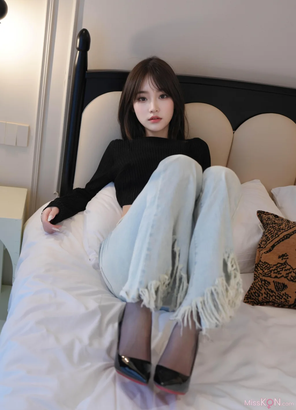 [XR Uncensored] 汁汁_ R18 秀人网模特 牛仔裤下的虾线黑丝