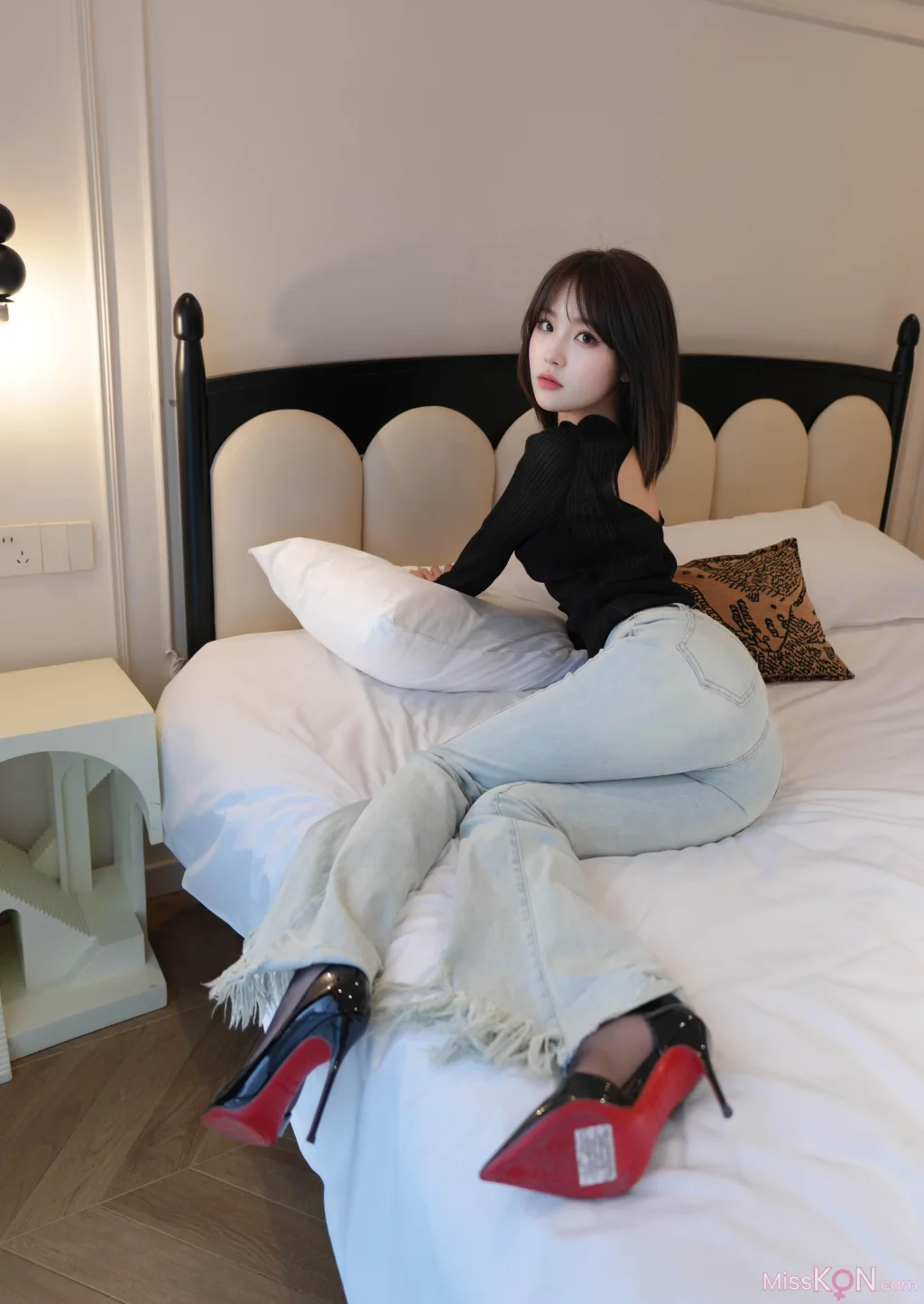 [XR Uncensored] 汁汁_ R18 秀人网模特 牛仔裤下的虾线黑丝