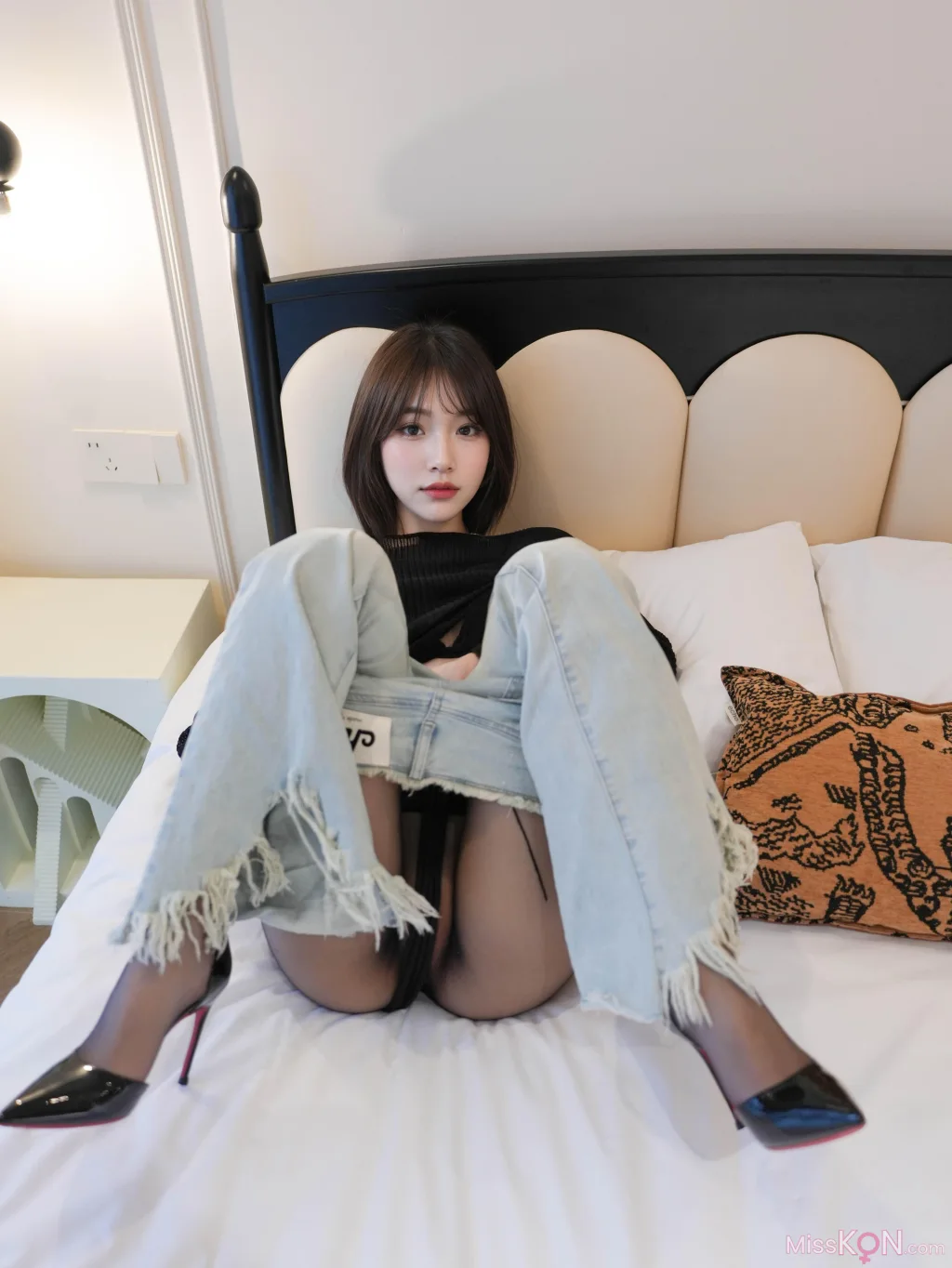 [XR Uncensored] 汁汁_ R18 秀人网模特 牛仔裤下的虾线黑丝