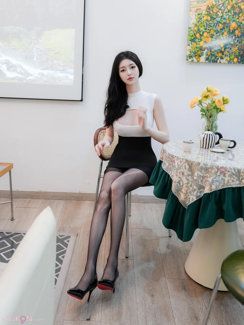 [XR Uncensored] 白小蝶_ R18 秀人网模特 紧身裙下的黑丝