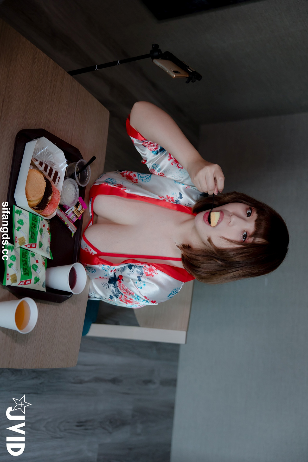 JVID Ruru茹茹 – 巨乳吃播主拍攝遇到瘋狂粉絲迷暈綁架 Set.01
