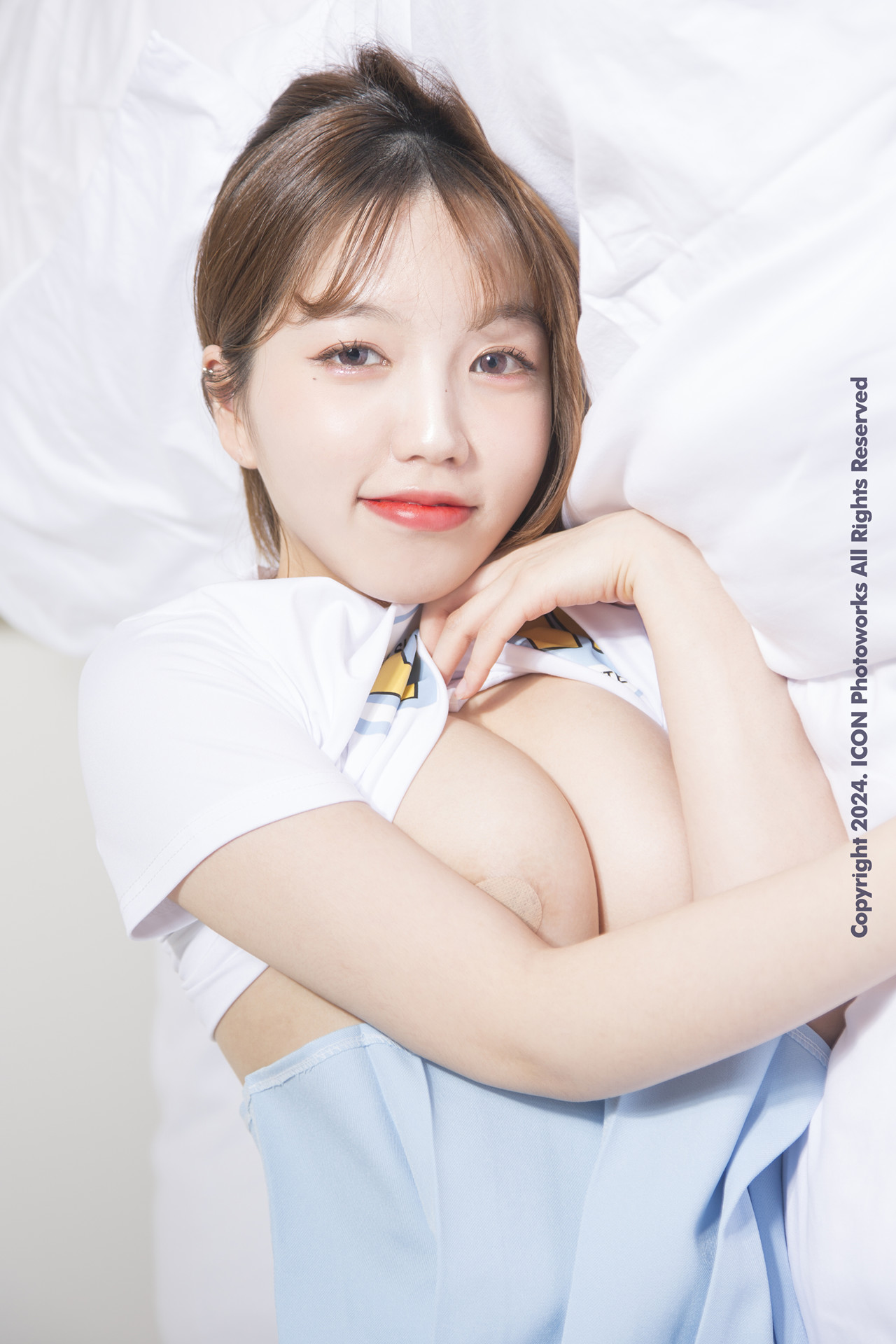Yoonvely 윤블리, ICON Photobook “Shy But Boldly” Set.01