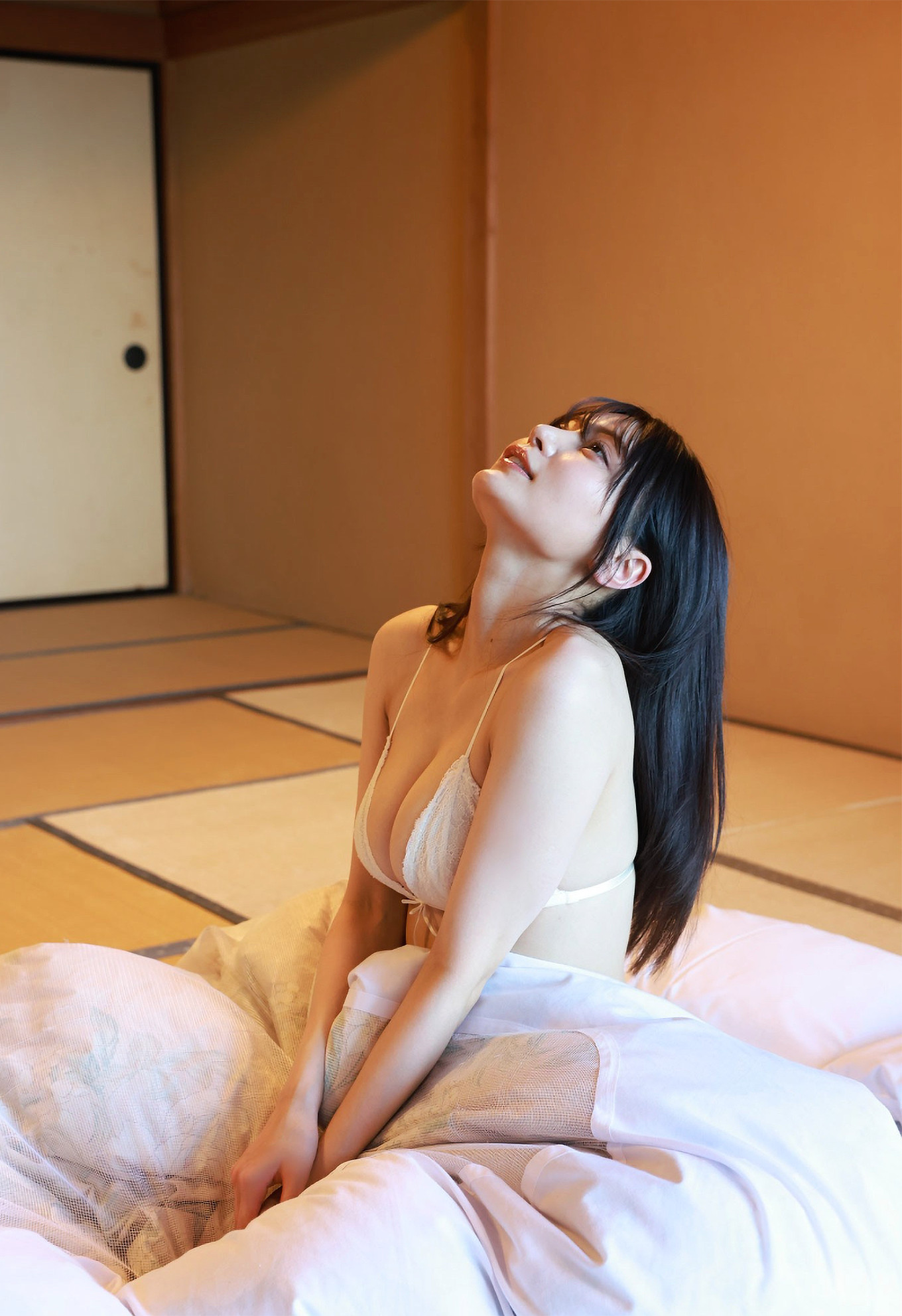 Sayaka Nitori 似鳥沙也加, 写真集 旬撮ガール Vol.1 旅館で麻からセクシー連発