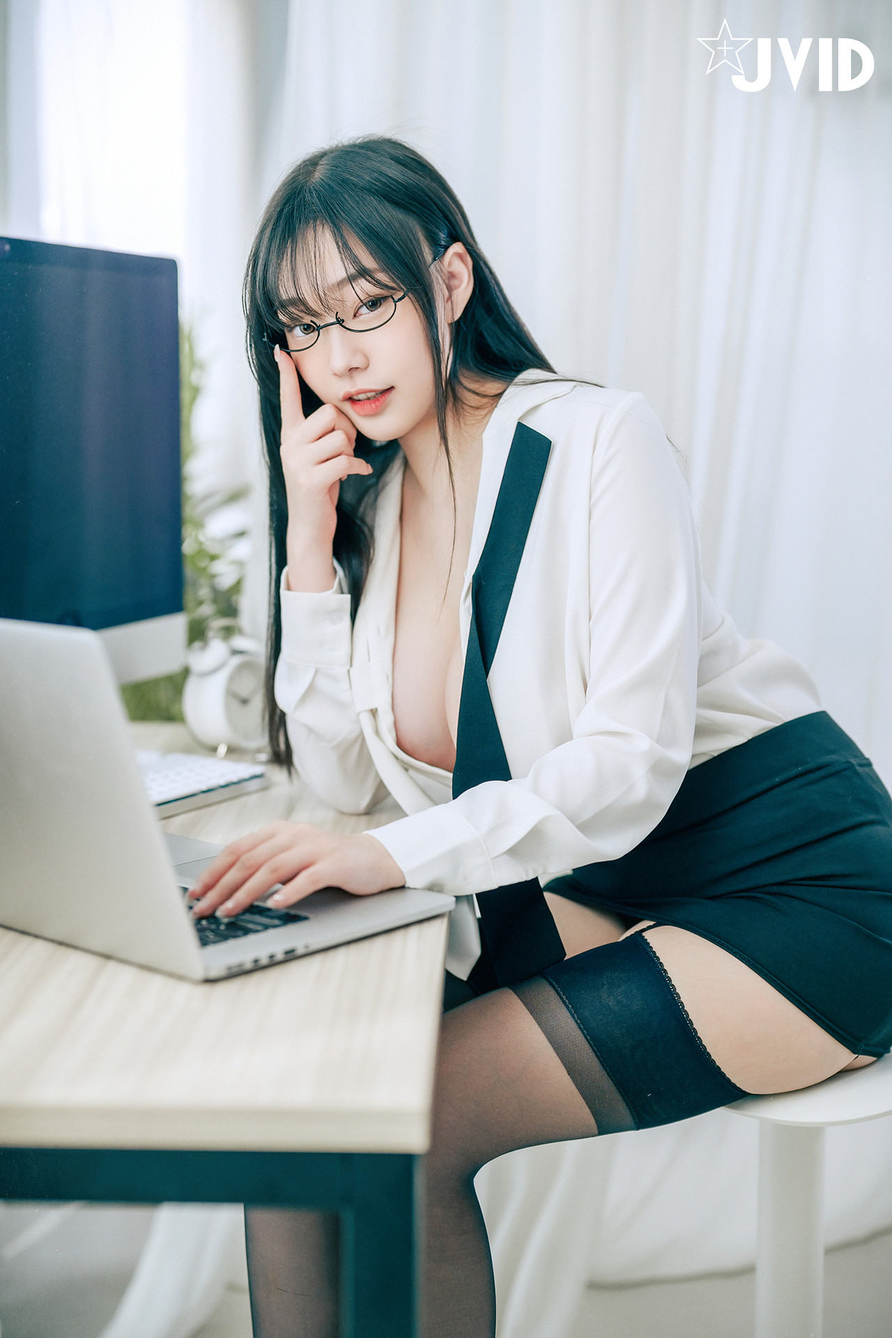 JVID 苡昕Slivia – 超巨乳女秘書 Set.01