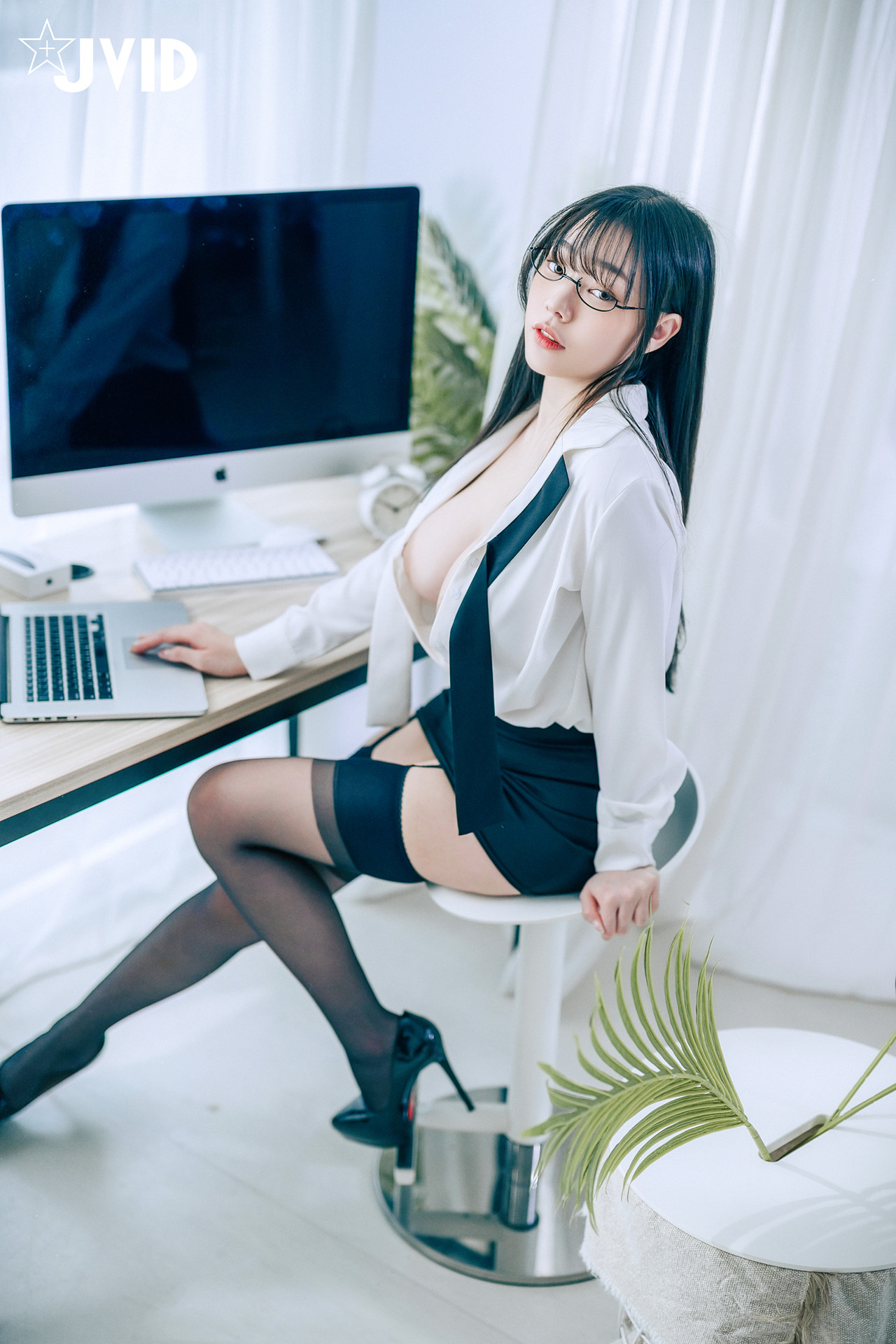 JVID 苡昕Slivia – 超巨乳女秘書 Set.01