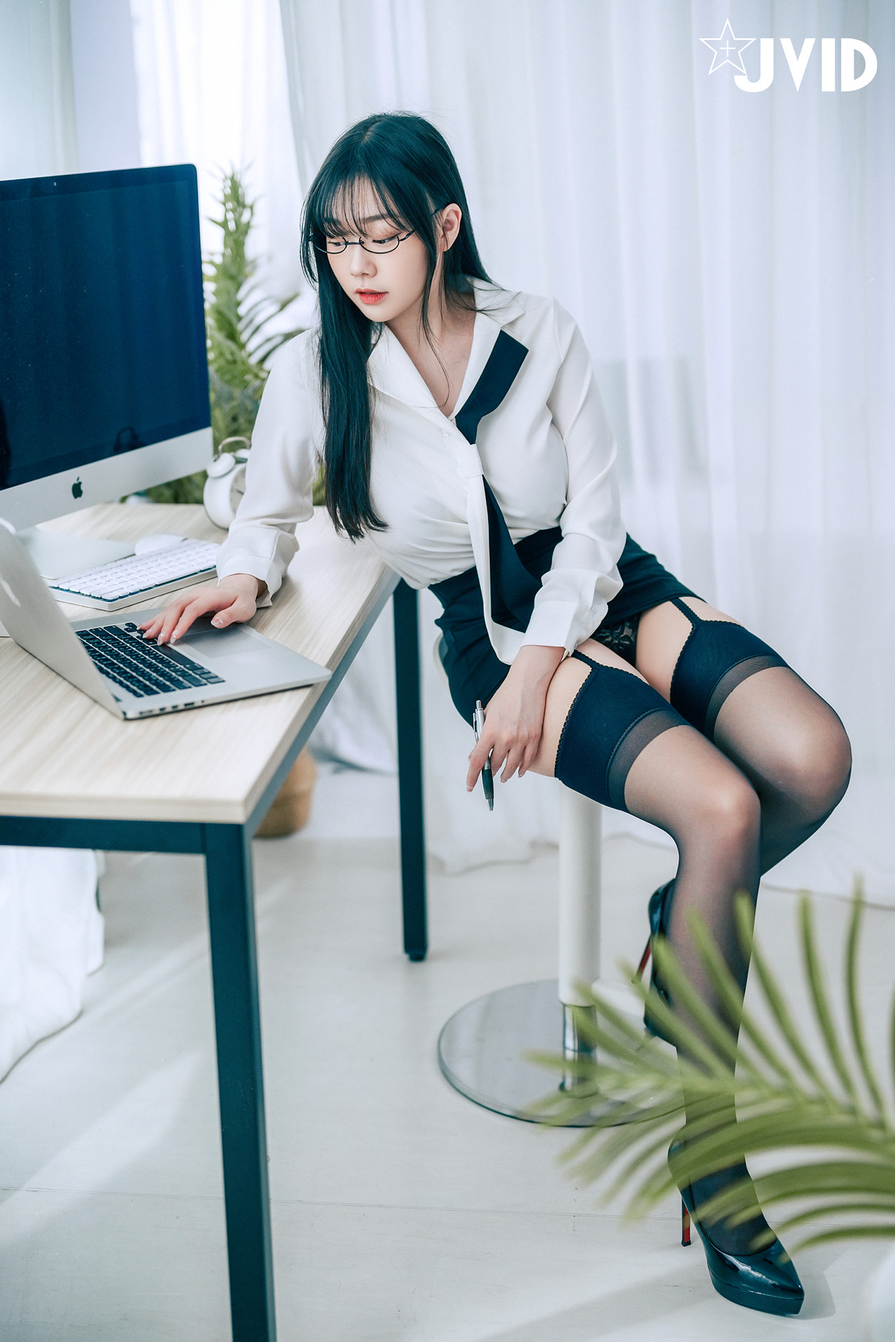 JVID 苡昕Slivia – 超巨乳女秘書 Set.01