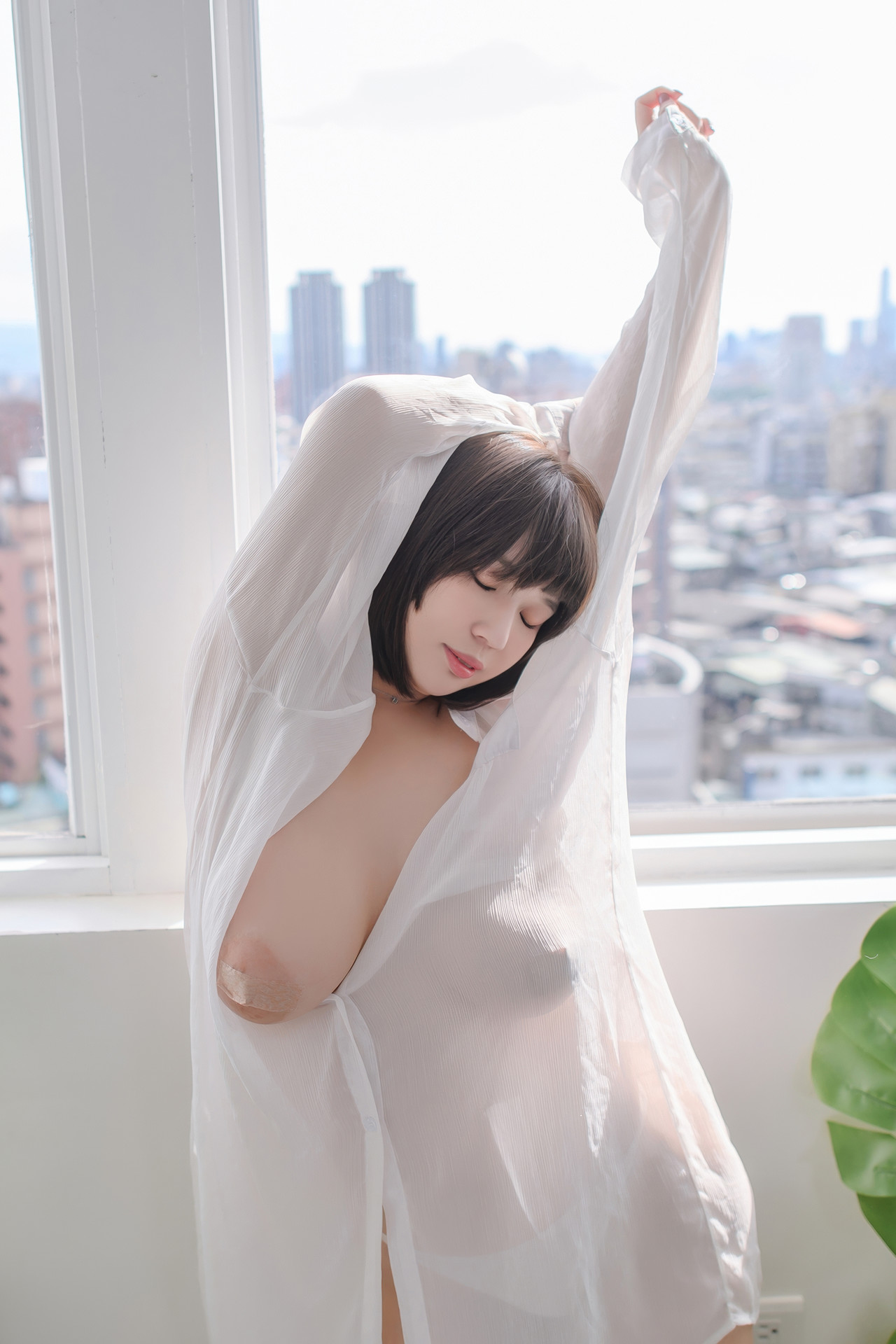 JVID Ruru茹茹 H級豪巨乳 寄宿家中的前同事－茹茹，一早醒來就衣衫不整！豪乳在眼前晃的我頭好暈啊～～～ Set.03