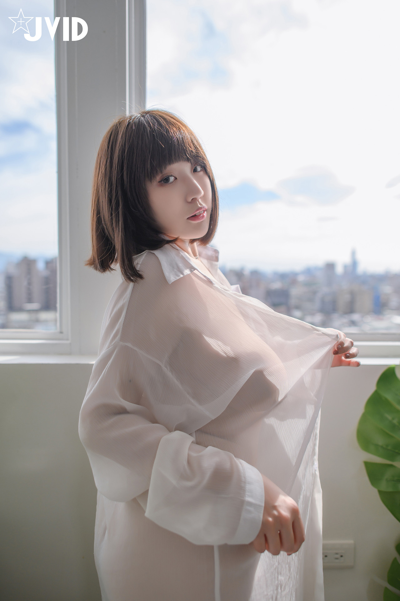 JVID Ruru茹茹 H級豪巨乳 寄宿家中的前同事－茹茹，一早醒來就衣衫不整！豪乳在眼前晃的我頭好暈啊～～～ Set.03