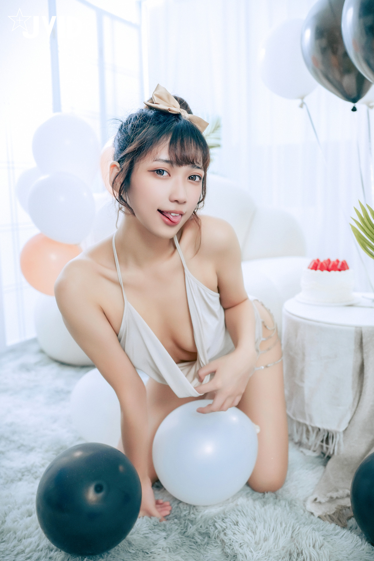 JVID 井野奈 & 肉包 – 色慾融合の閨蜜慶生派對 Set.01