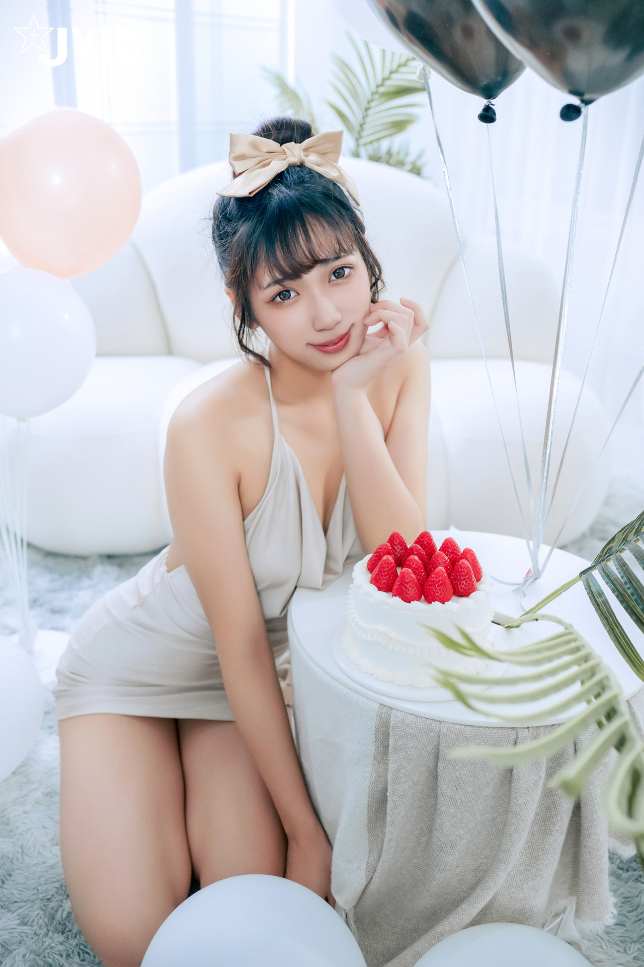 JVID 井野奈 & 肉包 – 色慾融合の閨蜜慶生派對 Set.01