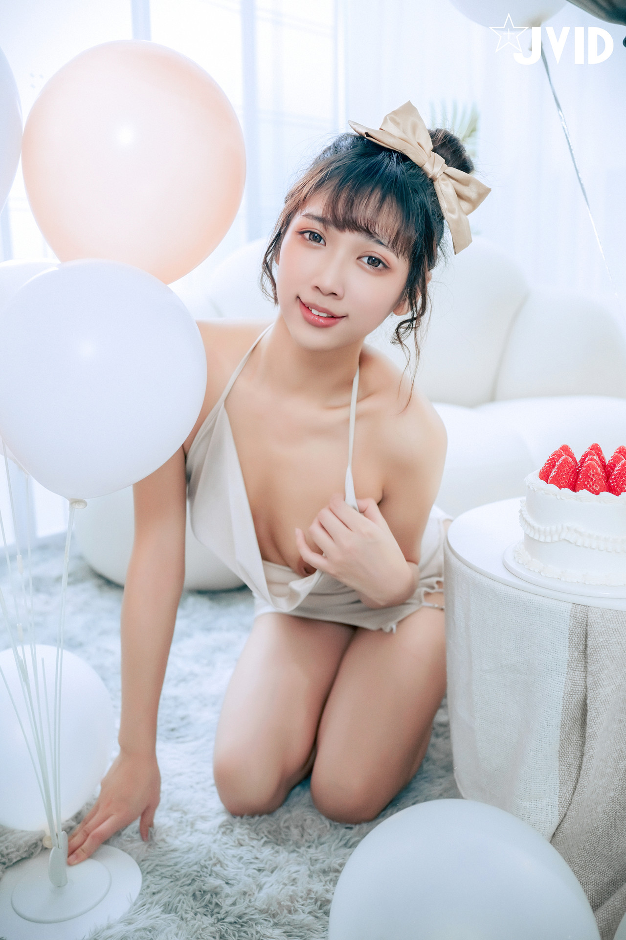 JVID 井野奈 & 肉包 – 色慾融合の閨蜜慶生派對 Set.01