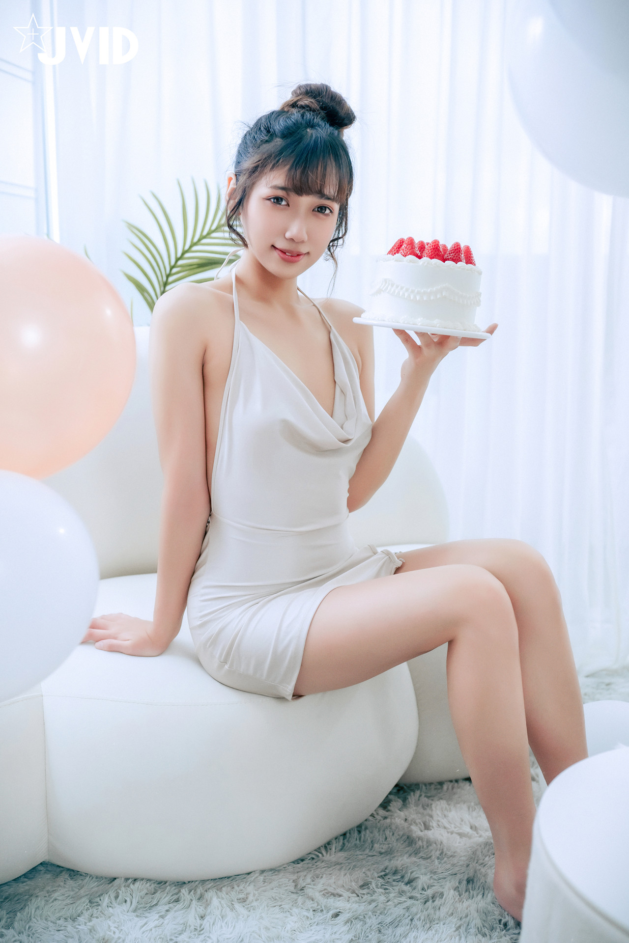 JVID 井野奈 & 肉包 – 色慾融合の閨蜜慶生派對 Set.01
