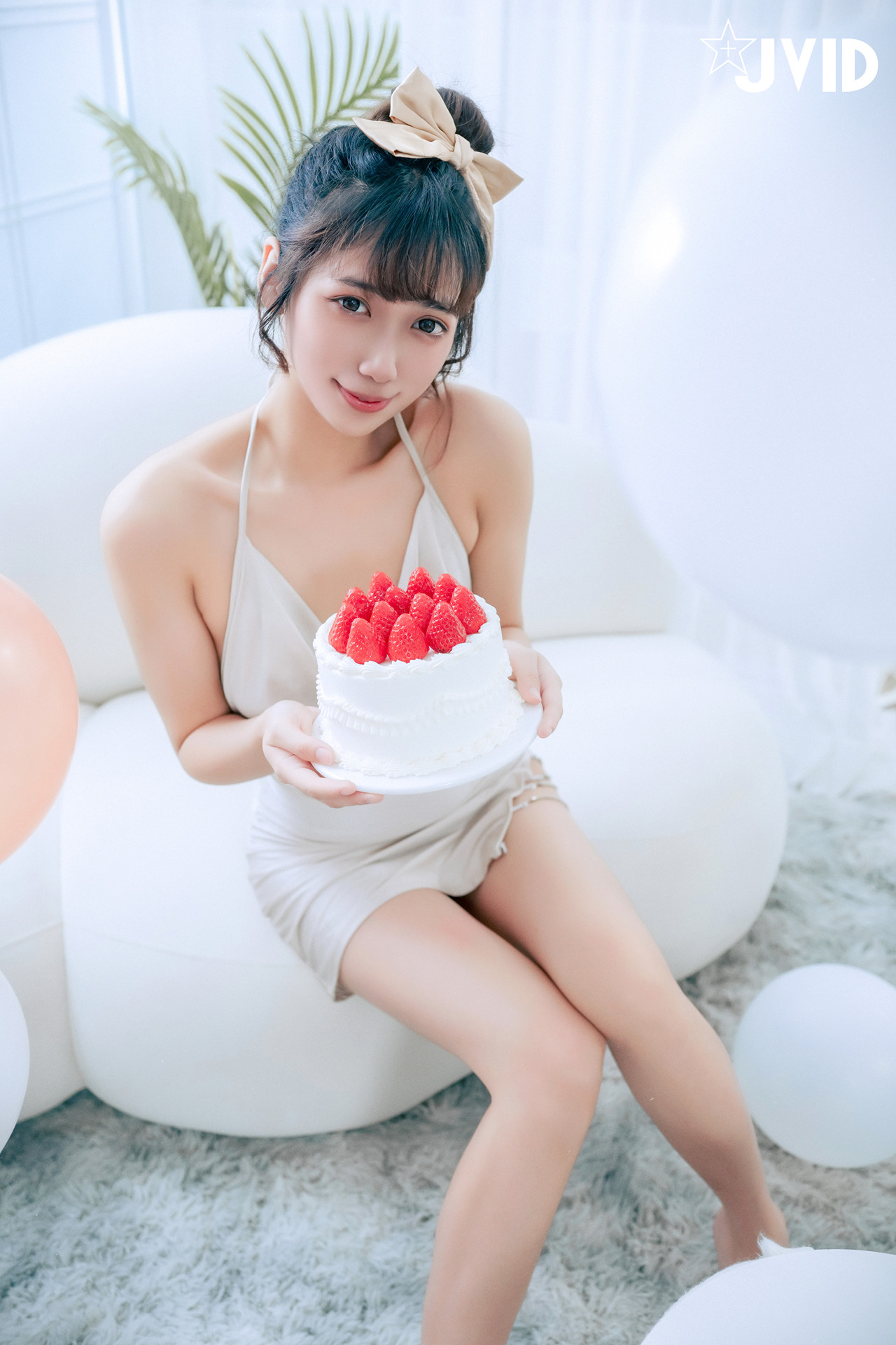 JVID 井野奈 & 肉包 – 色慾融合の閨蜜慶生派對 Set.01