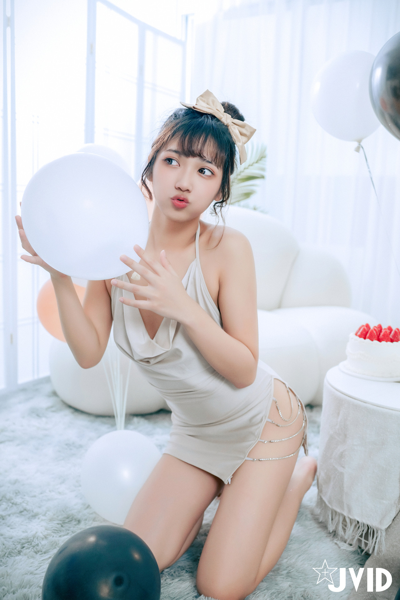 JVID 井野奈 & 肉包 – 色慾融合の閨蜜慶生派對 Set.01