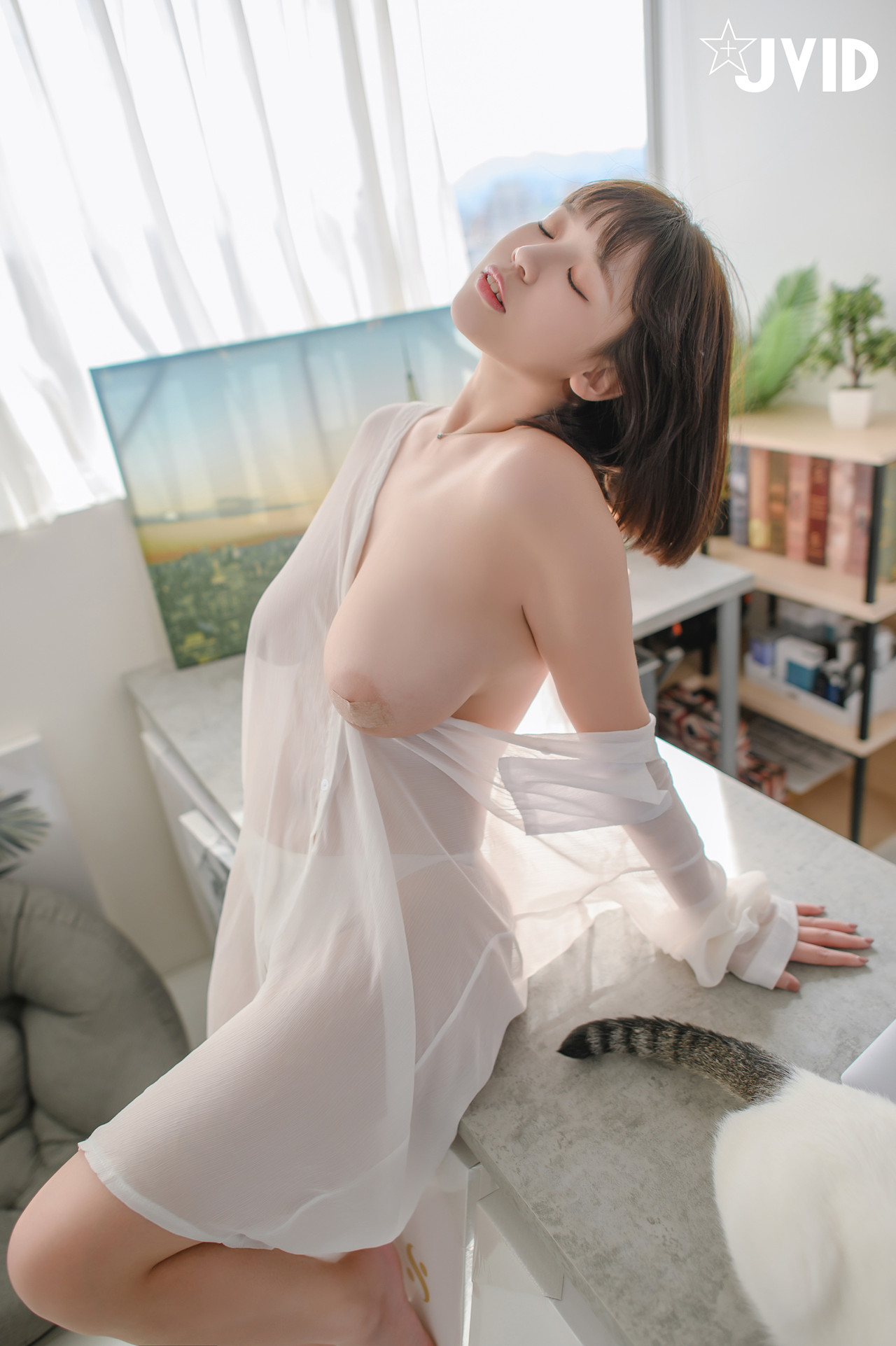 JVID Ruru茹茹 H級豪巨乳 寄宿家中的前同事－茹茹，一早醒來就衣衫不整！豪乳在眼前晃的我頭好暈啊～～～ Set.02