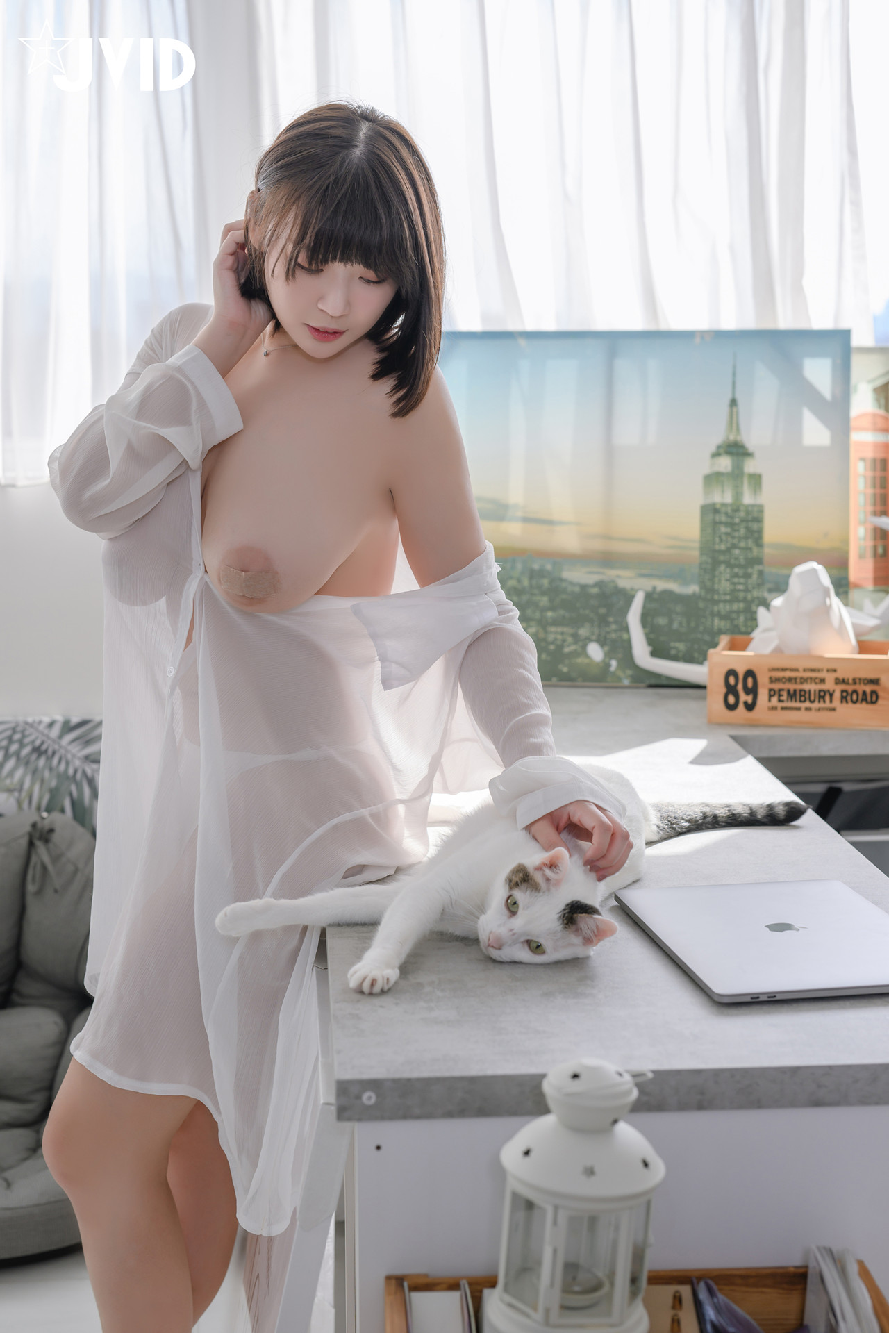 JVID Ruru茹茹 H級豪巨乳 寄宿家中的前同事－茹茹，一早醒來就衣衫不整！豪乳在眼前晃的我頭好暈啊～～～ Set.02
