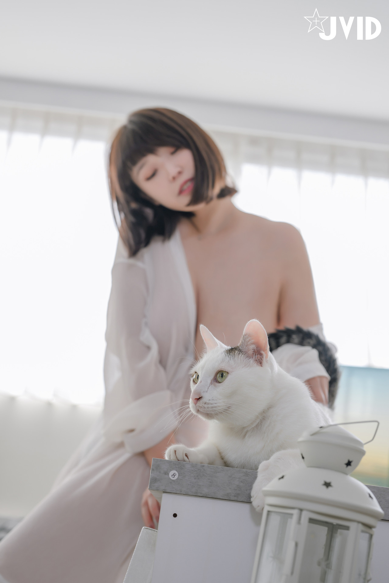 JVID Ruru茹茹 H級豪巨乳 寄宿家中的前同事－茹茹，一早醒來就衣衫不整！豪乳在眼前晃的我頭好暈啊～～～ Set.02