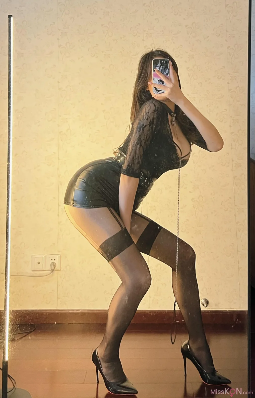 可可西yyy_ 黑丝黑皮短裤黑蕾丝