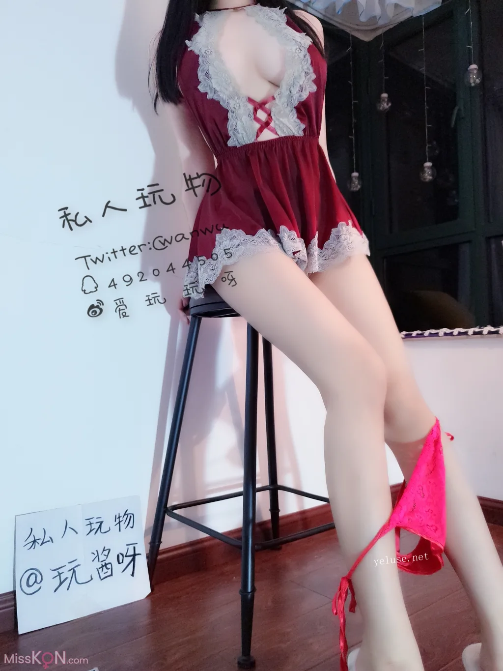 Coser@私人玩物_ 性感酒红情趣吊带露胸睡裙