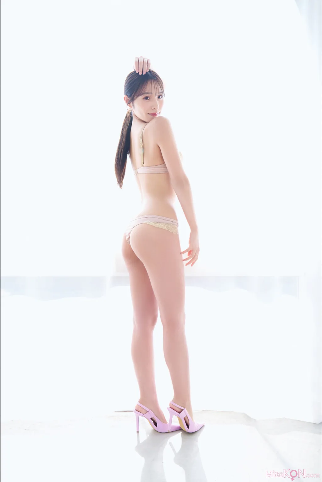 Ayaka Hidaritomo (左伴彩佳)_ Ｌｅｆｔ　ｖｏｌ．１　ＦＲＩＤＡＹデジタル写真集