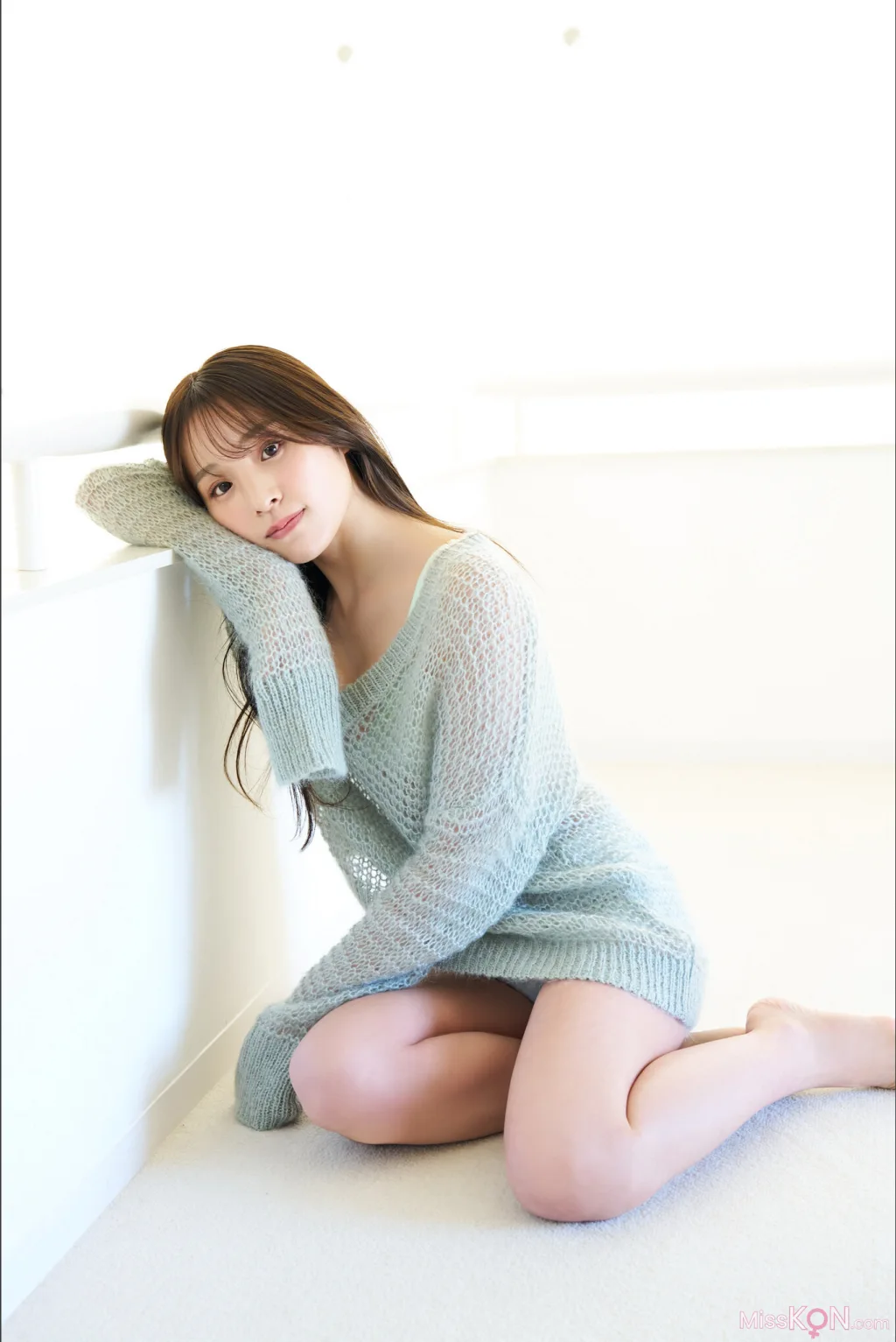 Ayaka Hidaritomo (左伴彩佳)_ Ｌｅｆｔ　ｖｏｌ．１　ＦＲＩＤＡＹデジタル写真集