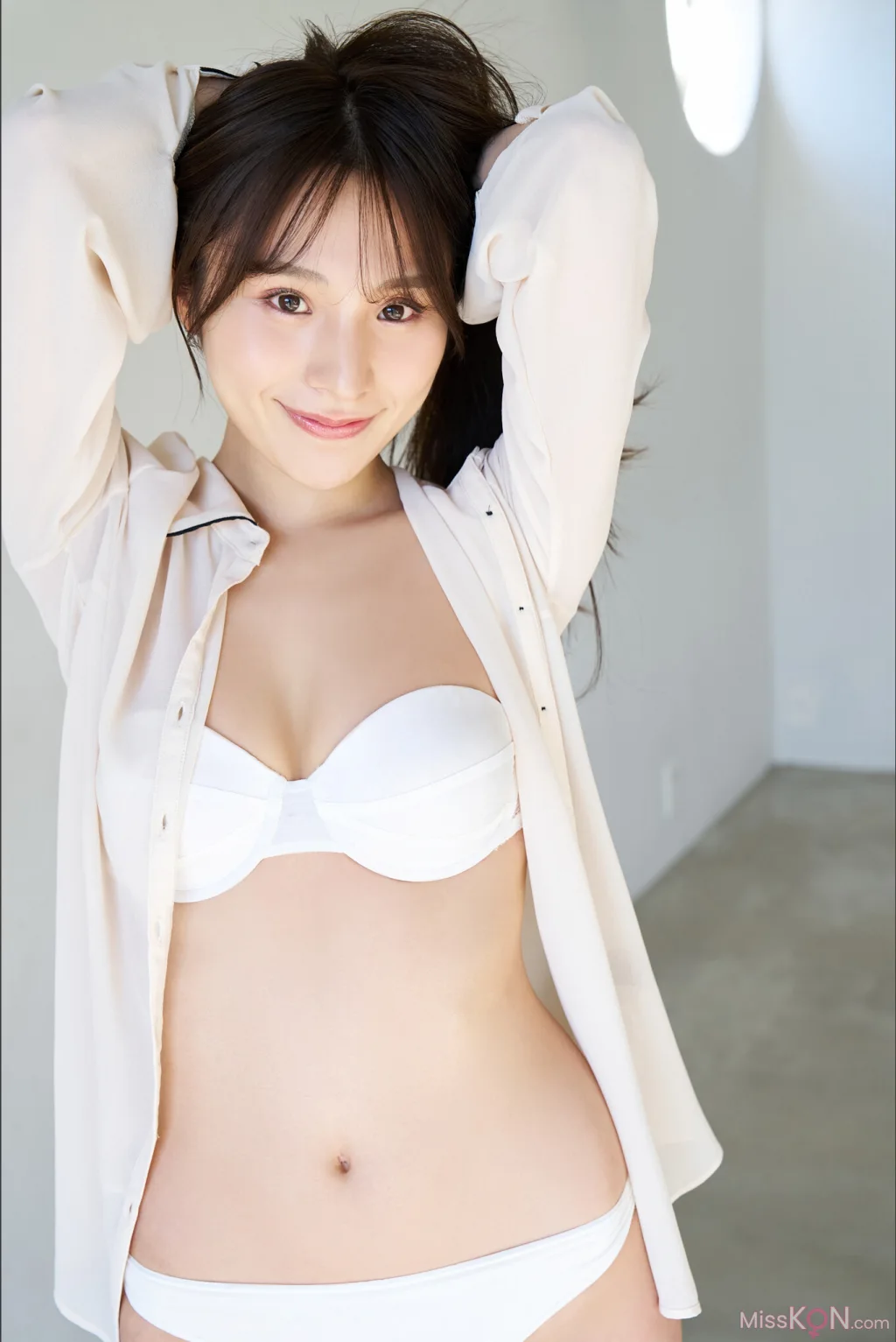 Ayaka Hidaritomo (左伴彩佳)_ Ｌｅｆｔ　ｖｏｌ．１　ＦＲＩＤＡＹデジタル写真集
