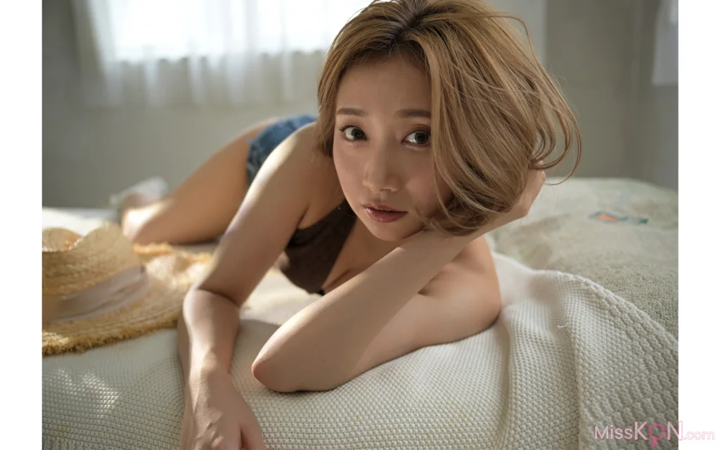 Kami Anna (加美杏奈)_ 週刊現代デジタル写真集 隣の部屋の美脚お姉さん プレミアムヌードシリーズ