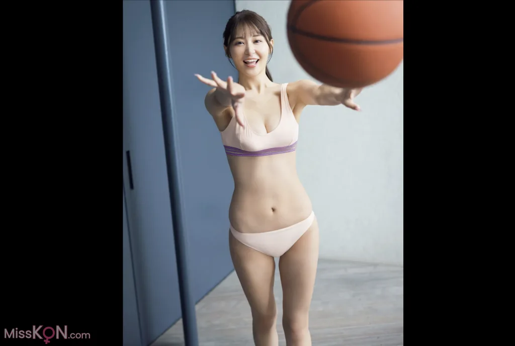 Minori Sasaki (佐々木美乃里)_ FRIDAY GOLD サーキットの女王