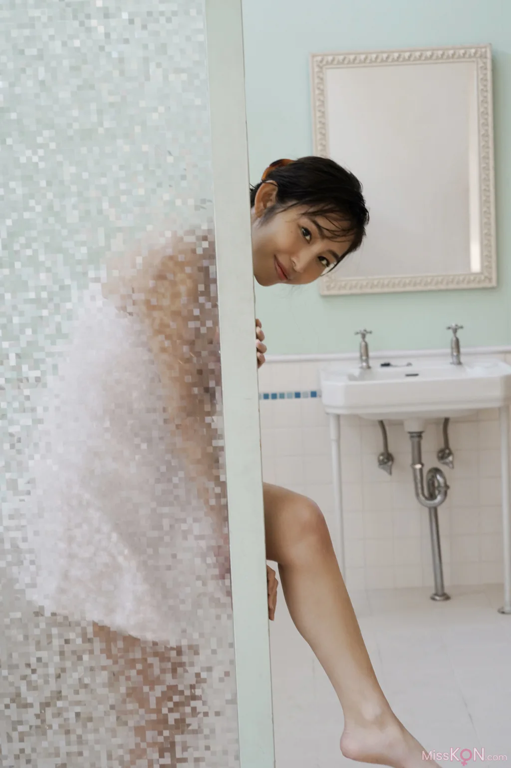 Misumi Shiochi (塩地美澄)_ 週刊現代デジタル写真集 「美女アナの昼下がり」