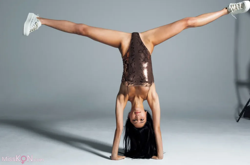 Saito Yasuyo (斎藤恭代)_ FRIDAY GOLD With a Bright Future