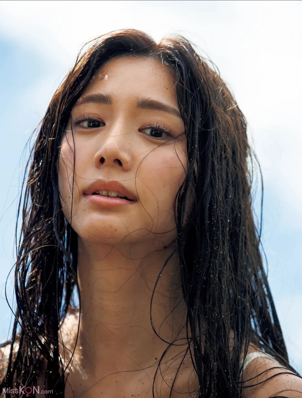 Saito Yasuyo (斎藤恭代)_ FRIDAY GOLD With a Bright Future