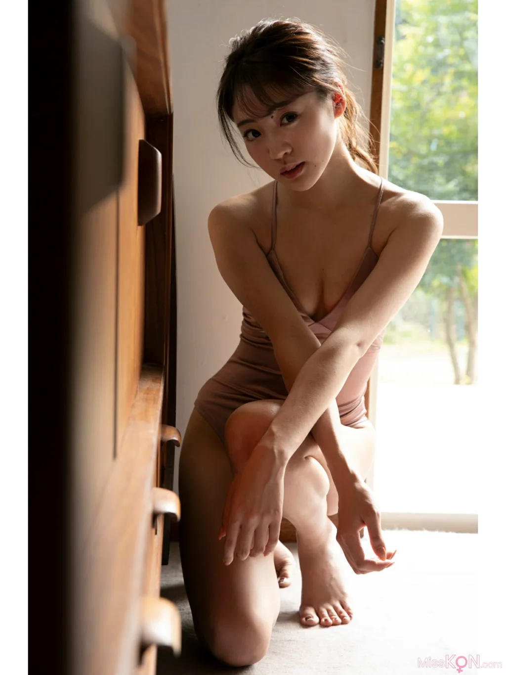 Shida Yuumi (志田友美)_ FLASHデジタル写真集 アイドルの魂は美脚に宿る